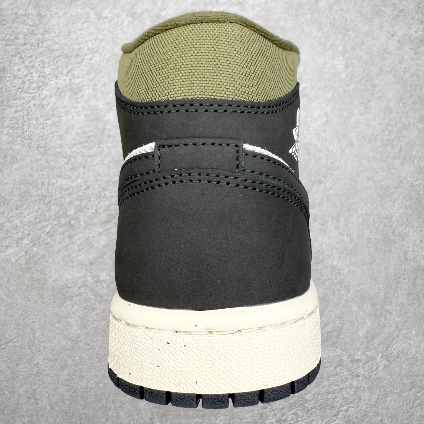 图片[8]-＃K版 Air Jordan AJ1 Mid 中帮 黑橙扣碎 HV4091-102 原厂内置全掌气垫 A模大底 头层小牛皮 鞋舌AJ原厂专用牛津布+AJ专用反口珍珠布+原厂无杂质高弹内里海棉 特殊封边弹力鞋带 全网唯一头层牛皮 原鞋开模 拒绝公底 购置公司同步原材料 原汁原味 忠于原版‼️尺码：36 36.5 37.5 38 38.5 39 40 40.5 41 42 42.5 43 44 44.5 45 46 47.5-选品中心