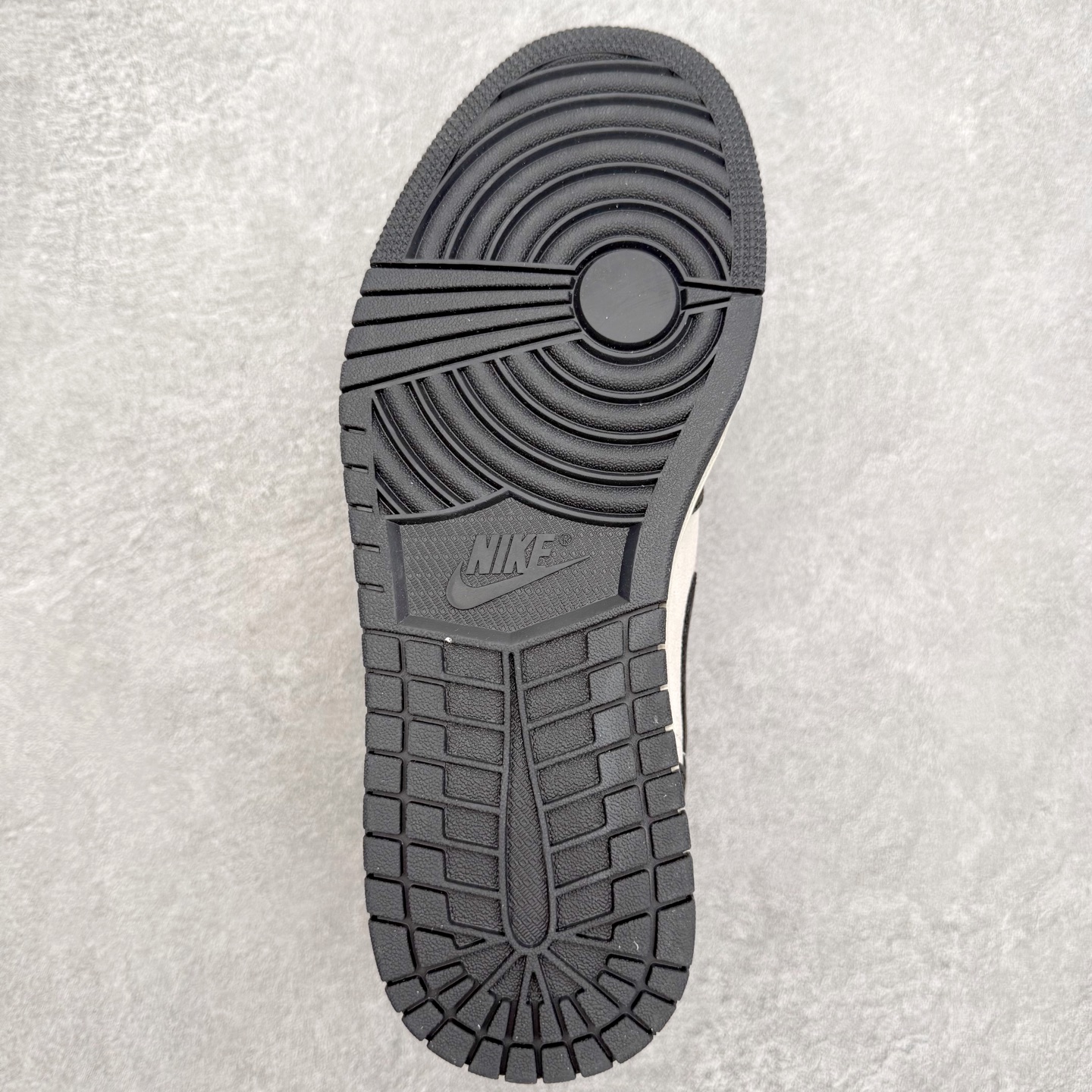 图片[9]-＃K版 Air Jordan AJ1 Mid 中帮 黑橙扣碎 HV4091-102 原厂内置全掌气垫 A模大底 头层小牛皮 鞋舌AJ原厂专用牛津布+AJ专用反口珍珠布+原厂无杂质高弹内里海棉 特殊封边弹力鞋带 全网唯一头层牛皮 原鞋开模 拒绝公底 购置公司同步原材料 原汁原味 忠于原版‼️尺码：36 36.5 37.5 38 38.5 39 40 40.5 41 42 42.5 43 44 44.5 45 46 47.5-选品中心