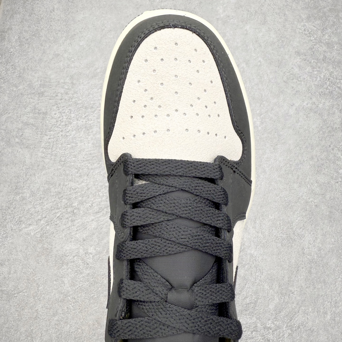 图片[4]-＃K版 Air Jordan AJ1 Mid 中帮 黑橙扣碎 HV4091-102 原厂内置全掌气垫 A模大底 头层小牛皮 鞋舌AJ原厂专用牛津布+AJ专用反口珍珠布+原厂无杂质高弹内里海棉 特殊封边弹力鞋带 全网唯一头层牛皮 原鞋开模 拒绝公底 购置公司同步原材料 原汁原味 忠于原版‼️尺码：36 36.5 37.5 38 38.5 39 40 40.5 41 42 42.5 43 44 44.5 45 46 47.5-选品中心