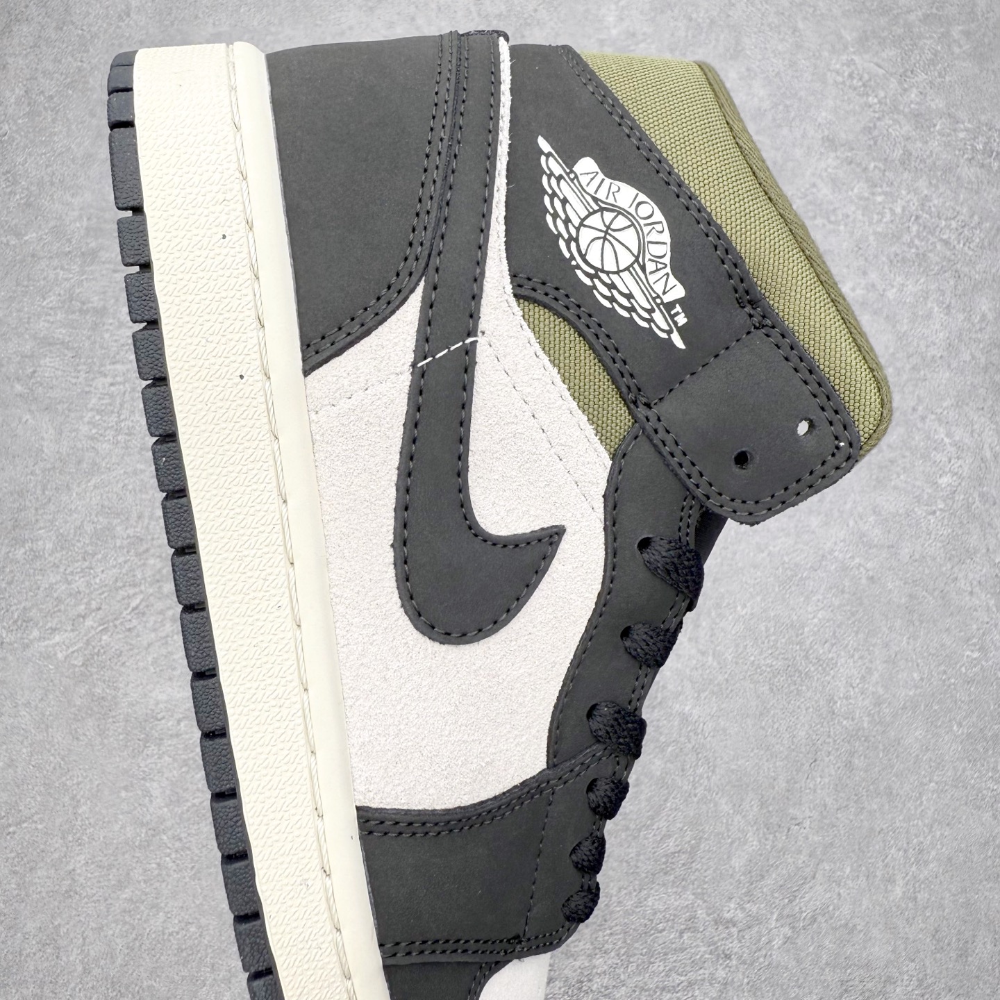 图片[6]-＃K版 Air Jordan AJ1 Mid 中帮 黑橙扣碎 HV4091-102 原厂内置全掌气垫 A模大底 头层小牛皮 鞋舌AJ原厂专用牛津布+AJ专用反口珍珠布+原厂无杂质高弹内里海棉 特殊封边弹力鞋带 全网唯一头层牛皮 原鞋开模 拒绝公底 购置公司同步原材料 原汁原味 忠于原版‼️尺码：36 36.5 37.5 38 38.5 39 40 40.5 41 42 42.5 43 44 44.5 45 46 47.5-选品中心