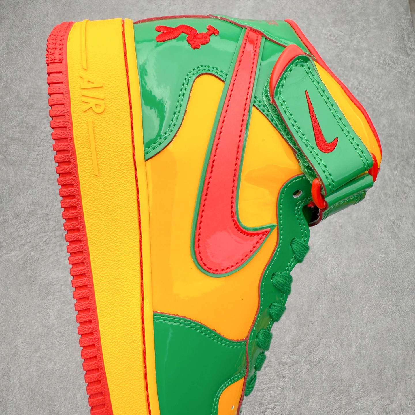 图片[6]-NK Air Force 1´07 Mid 空军一号中帮百搭休闲运动板鞋 IH4383-001 柔软、弹性十足的缓震性能和出色的中底设计 横跨复古与现代的外型结合 造就出风靡全球 三十多年的Force 1 直到今天还深受青睐 实拍调校N版已经零色差零失真 百分百还原实物色彩所见即所得 不存在货不对板色差等低级问题 选购参考实物拍摄 不混卖不参货 只用心做好货严格选品 承诺混一赔十 尺码：36 36.5 37.5 38 38.5 39 40 40.5 41 42 42.5 43 44 44.5 45-选品中心