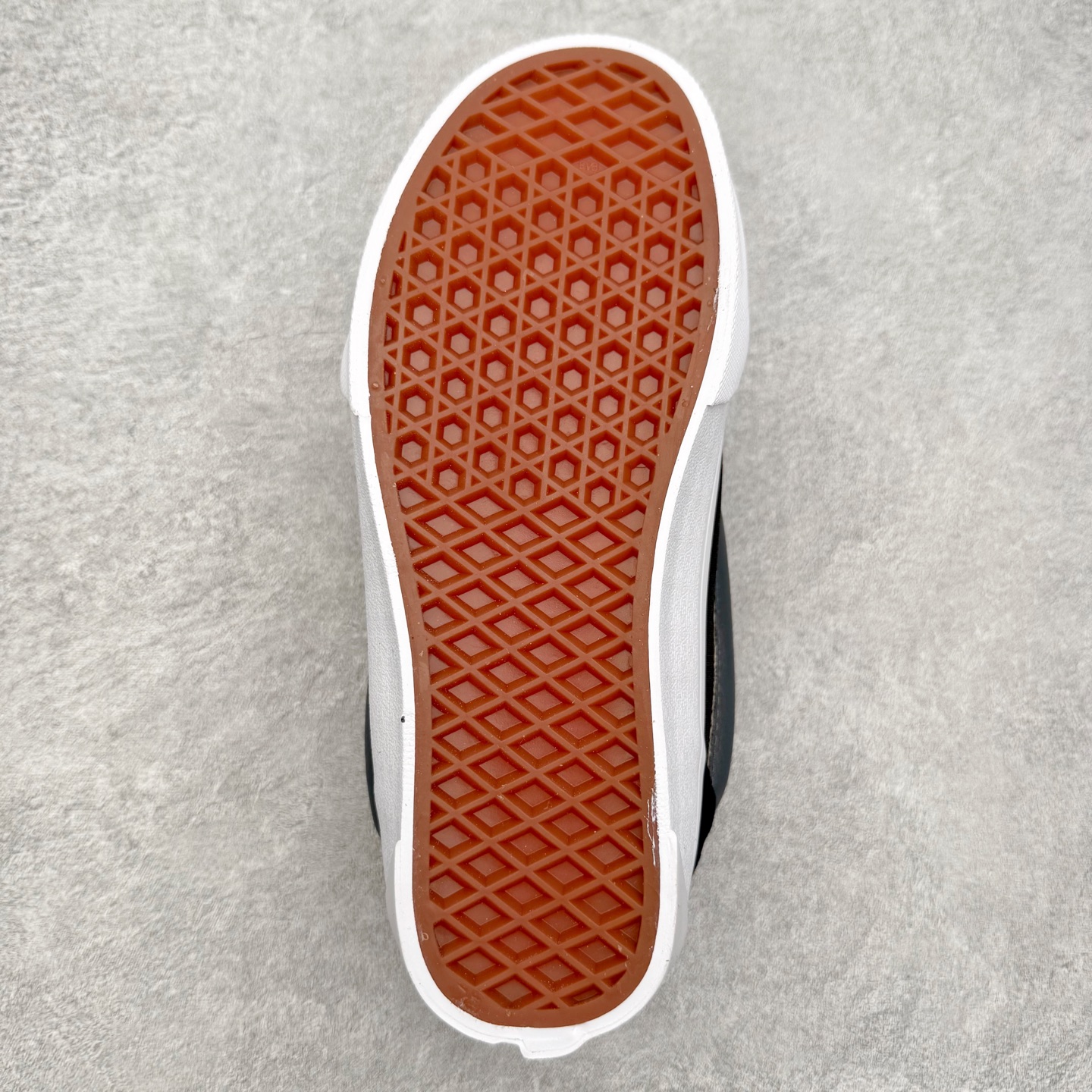 图片[9]-Vans Knu Skool Cordura 黑红 官方新款 复古休闲胖胖面包鞋 肥胖版大LOGO原版全皮猪八面料 货号：VN000D22DE2 尺码：35 36 36.5 37 38 38.5 39 40 40.5 41 42 42.5 43 44 工艺：硫化1：1（重量1：1、真标、原钢印、材质标、鞋型标、合格证）-选品中心