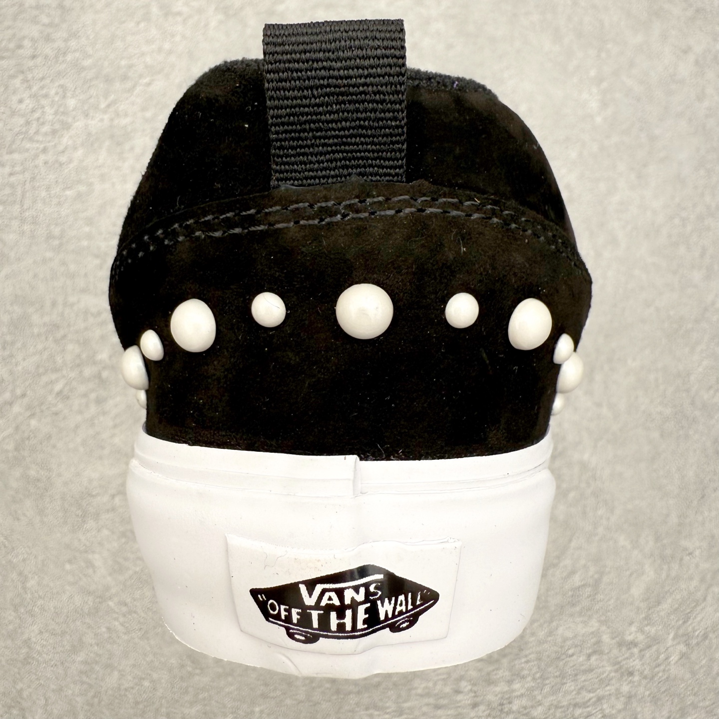 图片[8]-Vans Knu Skool 珍珠铆钉面包鞋 此次以珍珠元素为设计亮点，面包鞋标志性的立体大Logo搭配黑色麂皮材质，鞋面及后跟融合珍珠铆钉元素，品牌再次以大胆玩味的精神，将经典街头鞋款焕新呈现，成为冬日时尚焦点。 货号：VN000E9XBLA 尺码：35 36 36.5 37 38 38.5 39 40 40.5 41 42 42.5 43 44 45-选品中心