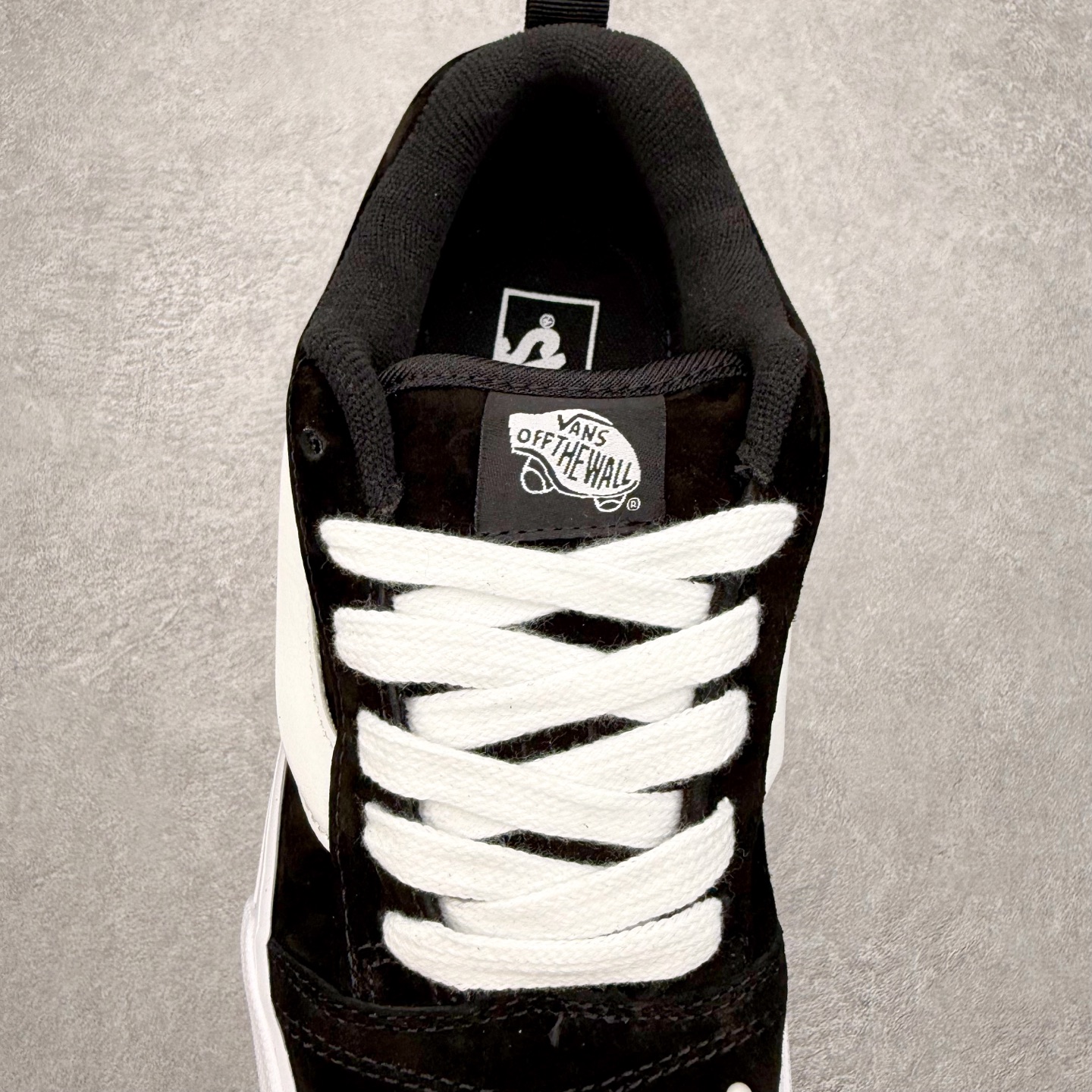 图片[5]-Vans Knu Skool 珍珠铆钉面包鞋 此次以珍珠元素为设计亮点，面包鞋标志性的立体大Logo搭配黑色麂皮材质，鞋面及后跟融合珍珠铆钉元素，品牌再次以大胆玩味的精神，将经典街头鞋款焕新呈现，成为冬日时尚焦点。 货号：VN000E9XBLA 尺码：35 36 36.5 37 38 38.5 39 40 40.5 41 42 42.5 43 44 45-选品中心