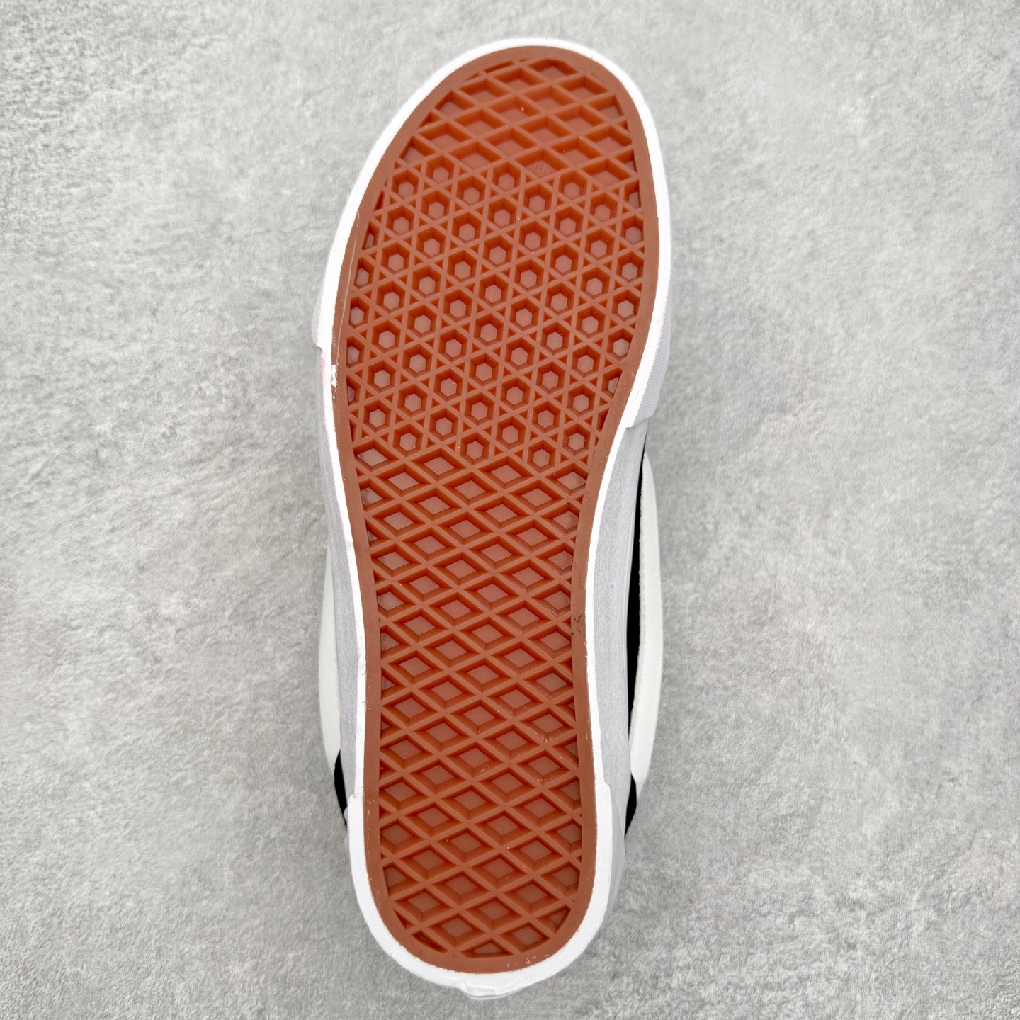 图片[9]-Vans Knu Skool 珍珠铆钉面包鞋 此次以珍珠元素为设计亮点，面包鞋标志性的立体大Logo搭配黑色麂皮材质，鞋面及后跟融合珍珠铆钉元素，品牌再次以大胆玩味的精神，将经典街头鞋款焕新呈现，成为冬日时尚焦点。 货号：VN000E9XBLA 尺码：35 36 36.5 37 38 38.5 39 40 40.5 41 42 42.5 43 44 45-选品中心