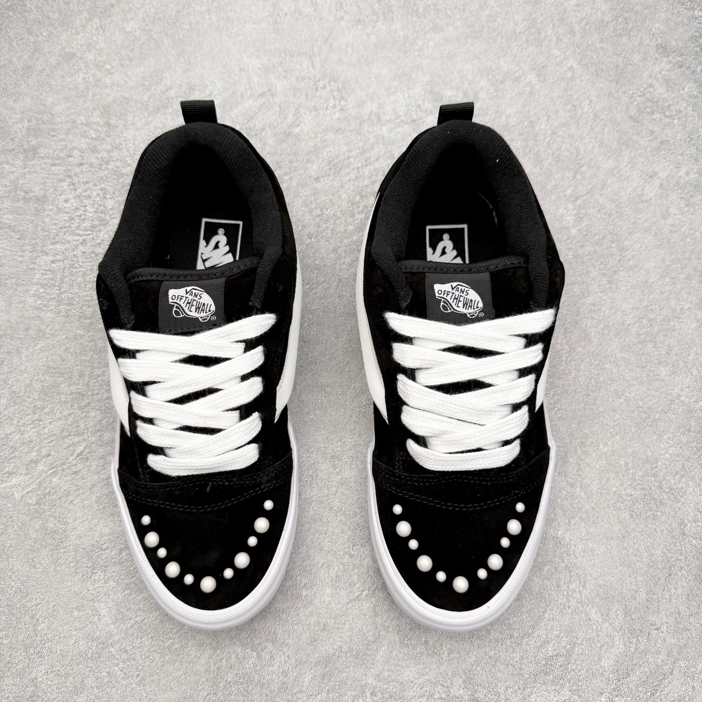 图片[2]-Vans Knu Skool 珍珠铆钉面包鞋 此次以珍珠元素为设计亮点，面包鞋标志性的立体大Logo搭配黑色麂皮材质，鞋面及后跟融合珍珠铆钉元素，品牌再次以大胆玩味的精神，将经典街头鞋款焕新呈现，成为冬日时尚焦点。 货号：VN000E9XBLA 尺码：35 36 36.5 37 38 38.5 39 40 40.5 41 42 42.5 43 44 45-选品中心