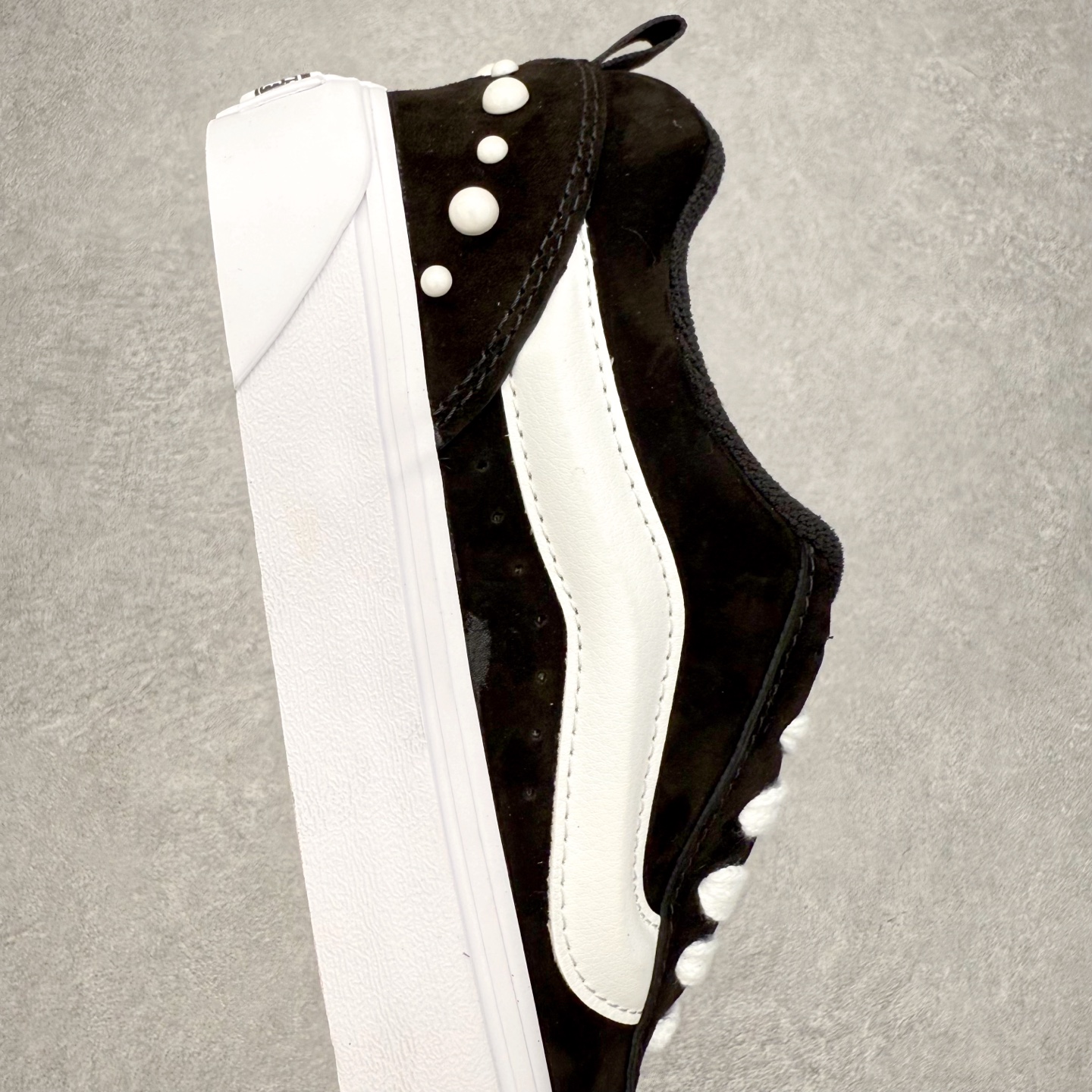 图片[6]-Vans Knu Skool 珍珠铆钉面包鞋 此次以珍珠元素为设计亮点，面包鞋标志性的立体大Logo搭配黑色麂皮材质，鞋面及后跟融合珍珠铆钉元素，品牌再次以大胆玩味的精神，将经典街头鞋款焕新呈现，成为冬日时尚焦点。 货号：VN000E9XBLA 尺码：35 36 36.5 37 38 38.5 39 40 40.5 41 42 42.5 43 44 45-选品中心