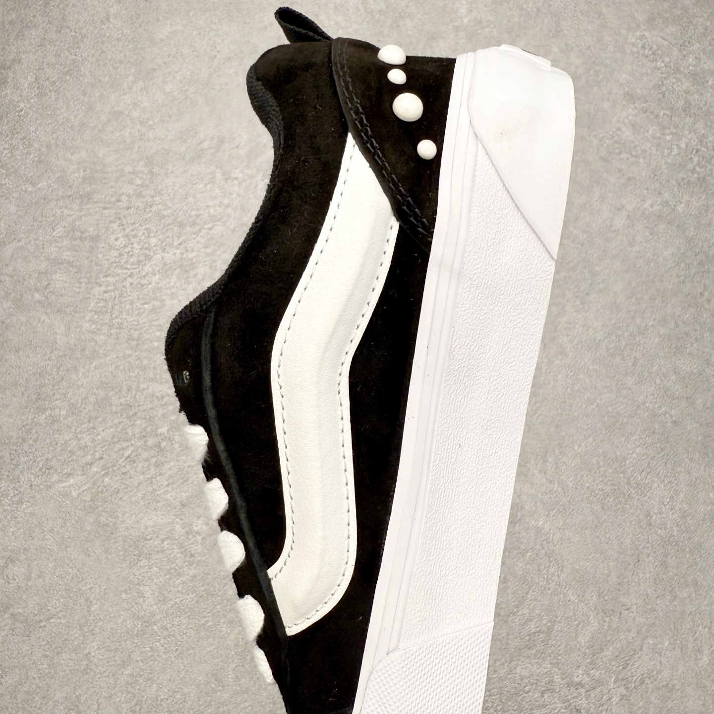 图片[7]-Vans Knu Skool 珍珠铆钉面包鞋 此次以珍珠元素为设计亮点，面包鞋标志性的立体大Logo搭配黑色麂皮材质，鞋面及后跟融合珍珠铆钉元素，品牌再次以大胆玩味的精神，将经典街头鞋款焕新呈现，成为冬日时尚焦点。 货号：VN000E9XBLA 尺码：35 36 36.5 37 38 38.5 39 40 40.5 41 42 42.5 43 44 45-选品中心