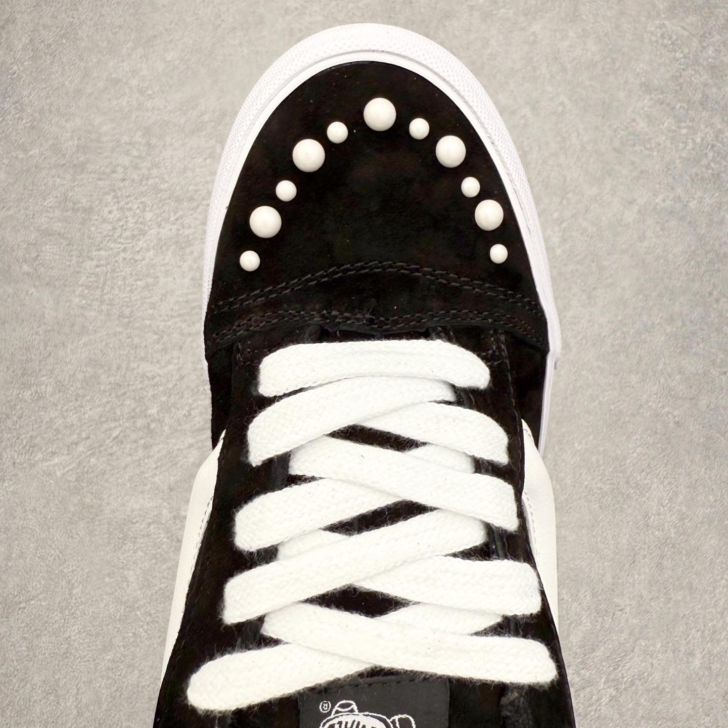 图片[4]-Vans Knu Skool 珍珠铆钉面包鞋 此次以珍珠元素为设计亮点，面包鞋标志性的立体大Logo搭配黑色麂皮材质，鞋面及后跟融合珍珠铆钉元素，品牌再次以大胆玩味的精神，将经典街头鞋款焕新呈现，成为冬日时尚焦点。 货号：VN000E9XBLA 尺码：35 36 36.5 37 38 38.5 39 40 40.5 41 42 42.5 43 44 45-选品中心