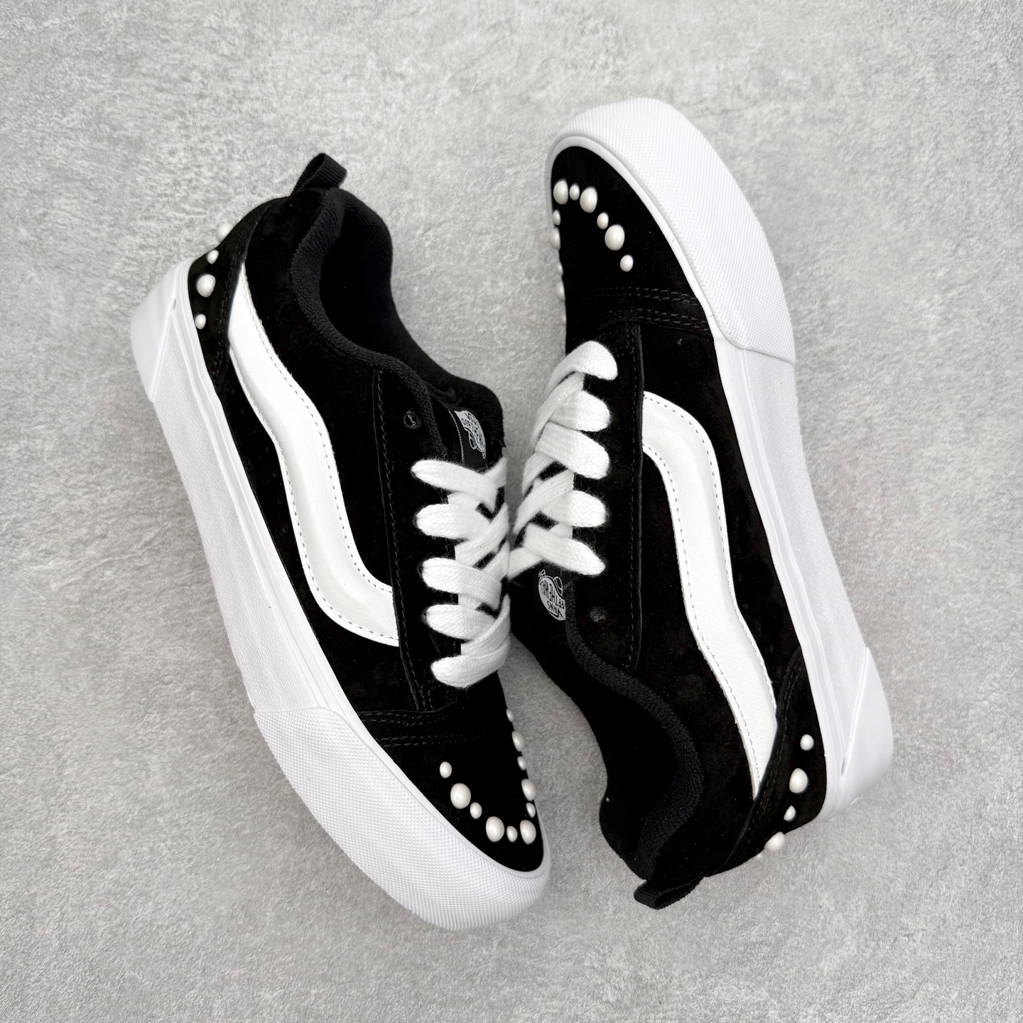 图片[3]-Vans Knu Skool 珍珠铆钉面包鞋 此次以珍珠元素为设计亮点，面包鞋标志性的立体大Logo搭配黑色麂皮材质，鞋面及后跟融合珍珠铆钉元素，品牌再次以大胆玩味的精神，将经典街头鞋款焕新呈现，成为冬日时尚焦点。 货号：VN000E9XBLA 尺码：35 36 36.5 37 38 38.5 39 40 40.5 41 42 42.5 43 44 45-选品中心
