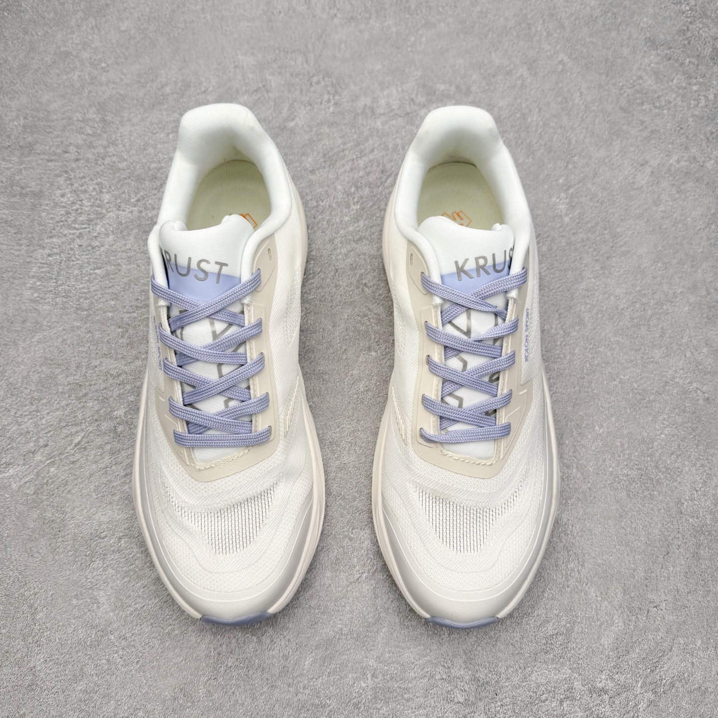 图片[2]-可隆KOLON SPORT 抓地V底巴斯夫轻盈KRUST越野跑鞋 户外功能鞋 男女同款 KOLON SPORT 可隆1973年诞生，并首次推出登山装备。自创立起，KOLON SPORT就把绿色定为基本色调，以常青树为品牌标志，坚持以关爱自然为己任，积极探求自然界的舒适，并以此应用于新产品的开发与研究。40多年来，历经不断革新，成就高端专业户外品牌。实拍调校N版已经零色差零失真 百分百还原实物色彩所见即所得 不存在货不对板色差等低级问题 选购参考实物拍摄 不混卖不参货 只用心做好货严格选品 承诺混一赔十 尺码：36 36.5 37.5 38 38.5 39 40 40.5 41 42 42.5 43 44 44.5 45-选品中心