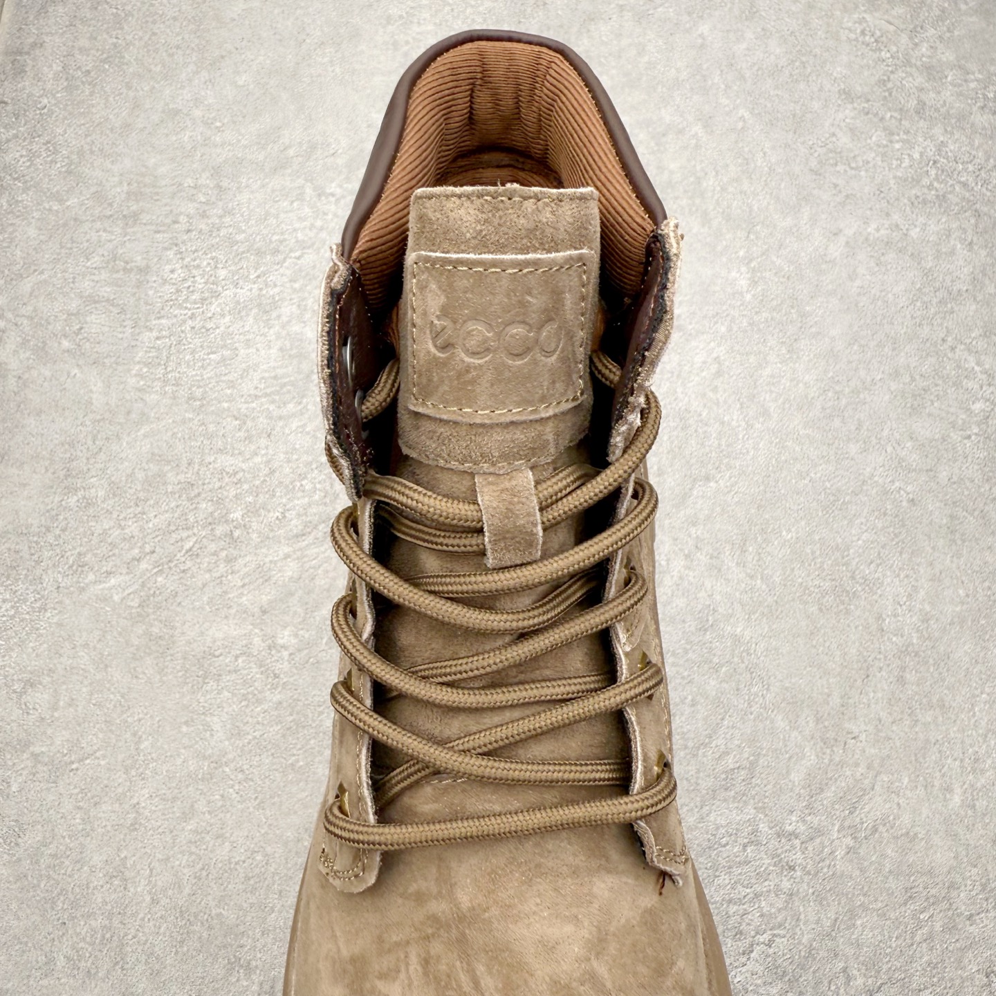 图片[5]-ECCO爱步男鞋大黄靴 防滑厚底马丁靴 工装靴真皮靴 适酷系列 臻选头层皮鞋面 弹性柔韧 舒适透气 带来舒适享受的脚感 贴合足底 便携简约系带设计 可自由调节松紧 细致精湛车线 牢固可靠 带来更持久穿搭品质 防滑弹力鞋底 清晰防滑纹理 轻盈弹力不厚重 抓地耐磨 舒适内里 柔软透气 合脚稳固 尺码：39 40 41 42 43 44 45（皮鞋码）-选品中心