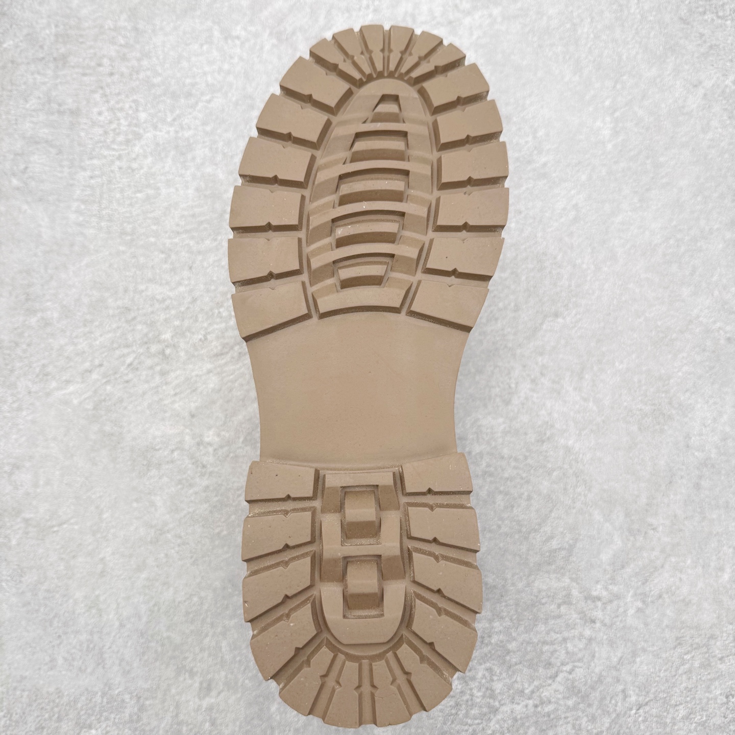 图片[9]-ECCO爱步男鞋大黄靴 防滑厚底马丁靴 工装靴真皮靴 适酷系列 臻选头层皮鞋面 弹性柔韧 舒适透气 带来舒适享受的脚感 贴合足底 便携简约系带设计 可自由调节松紧 细致精湛车线 牢固可靠 带来更持久穿搭品质 防滑弹力鞋底 清晰防滑纹理 轻盈弹力不厚重 抓地耐磨 舒适内里 柔软透气 合脚稳固 尺码：39 40 41 42 43 44 45（皮鞋码）-选品中心