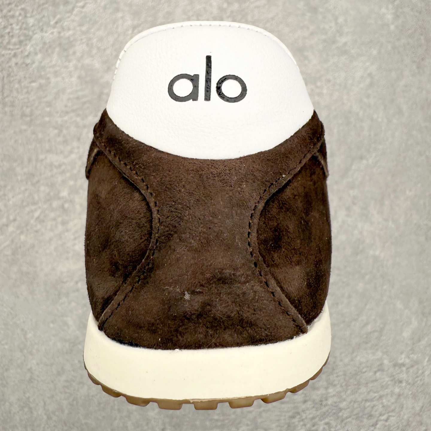 图片[8]-Alo yoga Sunset 舒适生活休闲鞋 男女同款 品牌故事Alo Yoga于2007年创立于洛杉矶，意在传播有意识的运动，同时激发人们的健康识与创造力。品牌的核心理念在于制作能够带来完美体验的瑜伽服饰与功能性单品，让有意识的运动融入并改变生活。Alo Yoga将其设计延伸到日常服饰概念，坚持不懈地捕捉当代时尚潮流，将品牌的运动美学理念、精致前卫的设计与舒适功能面料完美结合。与此同时，Alo Yoga的设计受到了时尚界人士与名人们的追捧，Talor Swift、Kendall Jenner等街拍照片中都曾出现品牌不同单品的身影。实拍调校N版已经零色差零失真 百分百还原实物色彩所见即所得 不存在货不对板色差等低级问题 选购参考实物拍摄 不混卖不参货 只用心做好货严格选品 承诺混一赔十 尺码：36 36.5 37.5 38 38.5 39 40 40.5 41 42 42.5 43 44 44.5 45-选品中心