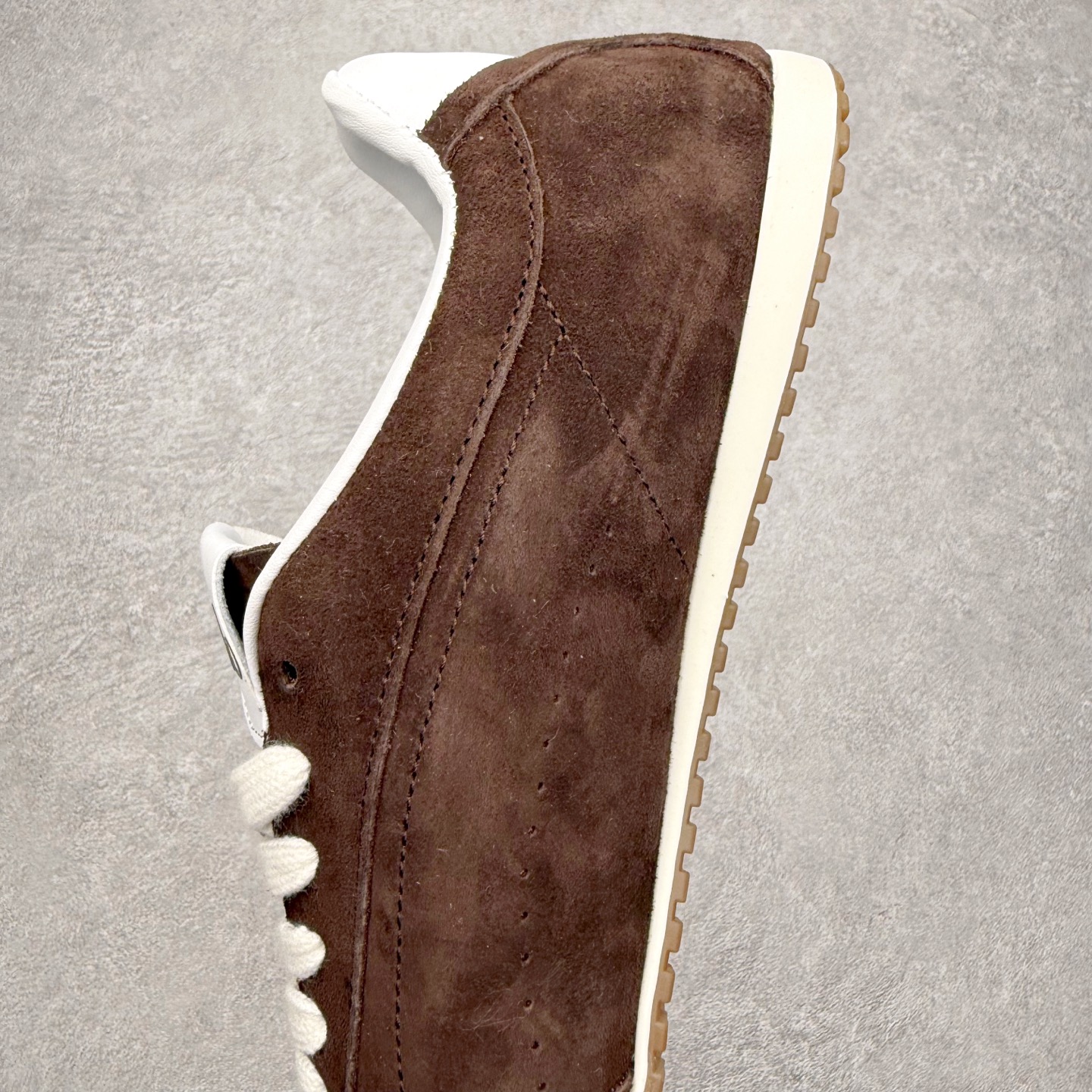 图片[7]-Alo yoga Sunset 舒适生活休闲鞋 男女同款 品牌故事Alo Yoga于2007年创立于洛杉矶，意在传播有意识的运动，同时激发人们的健康识与创造力。品牌的核心理念在于制作能够带来完美体验的瑜伽服饰与功能性单品，让有意识的运动融入并改变生活。Alo Yoga将其设计延伸到日常服饰概念，坚持不懈地捕捉当代时尚潮流，将品牌的运动美学理念、精致前卫的设计与舒适功能面料完美结合。与此同时，Alo Yoga的设计受到了时尚界人士与名人们的追捧，Talor Swift、Kendall Jenner等街拍照片中都曾出现品牌不同单品的身影。实拍调校N版已经零色差零失真 百分百还原实物色彩所见即所得 不存在货不对板色差等低级问题 选购参考实物拍摄 不混卖不参货 只用心做好货严格选品 承诺混一赔十 尺码：36 36.5 37.5 38 38.5 39 40 40.5 41 42 42.5 43 44 44.5 45-选品中心