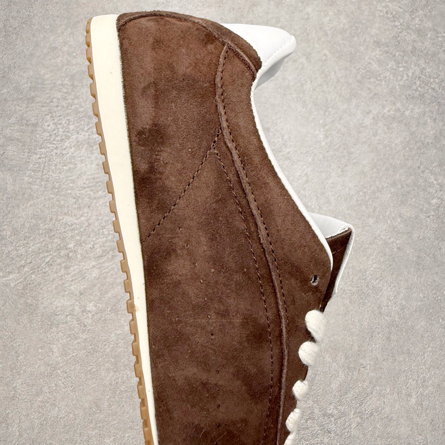 图片[6]-Alo yoga Sunset 舒适生活休闲鞋 男女同款 品牌故事Alo Yoga于2007年创立于洛杉矶，意在传播有意识的运动，同时激发人们的健康识与创造力。品牌的核心理念在于制作能够带来完美体验的瑜伽服饰与功能性单品，让有意识的运动融入并改变生活。Alo Yoga将其设计延伸到日常服饰概念，坚持不懈地捕捉当代时尚潮流，将品牌的运动美学理念、精致前卫的设计与舒适功能面料完美结合。与此同时，Alo Yoga的设计受到了时尚界人士与名人们的追捧，Talor Swift、Kendall Jenner等街拍照片中都曾出现品牌不同单品的身影。实拍调校N版已经零色差零失真 百分百还原实物色彩所见即所得 不存在货不对板色差等低级问题 选购参考实物拍摄 不混卖不参货 只用心做好货严格选品 承诺混一赔十 尺码：36 36.5 37.5 38 38.5 39 40 40.5 41 42 42.5 43 44 44.5 45-选品中心