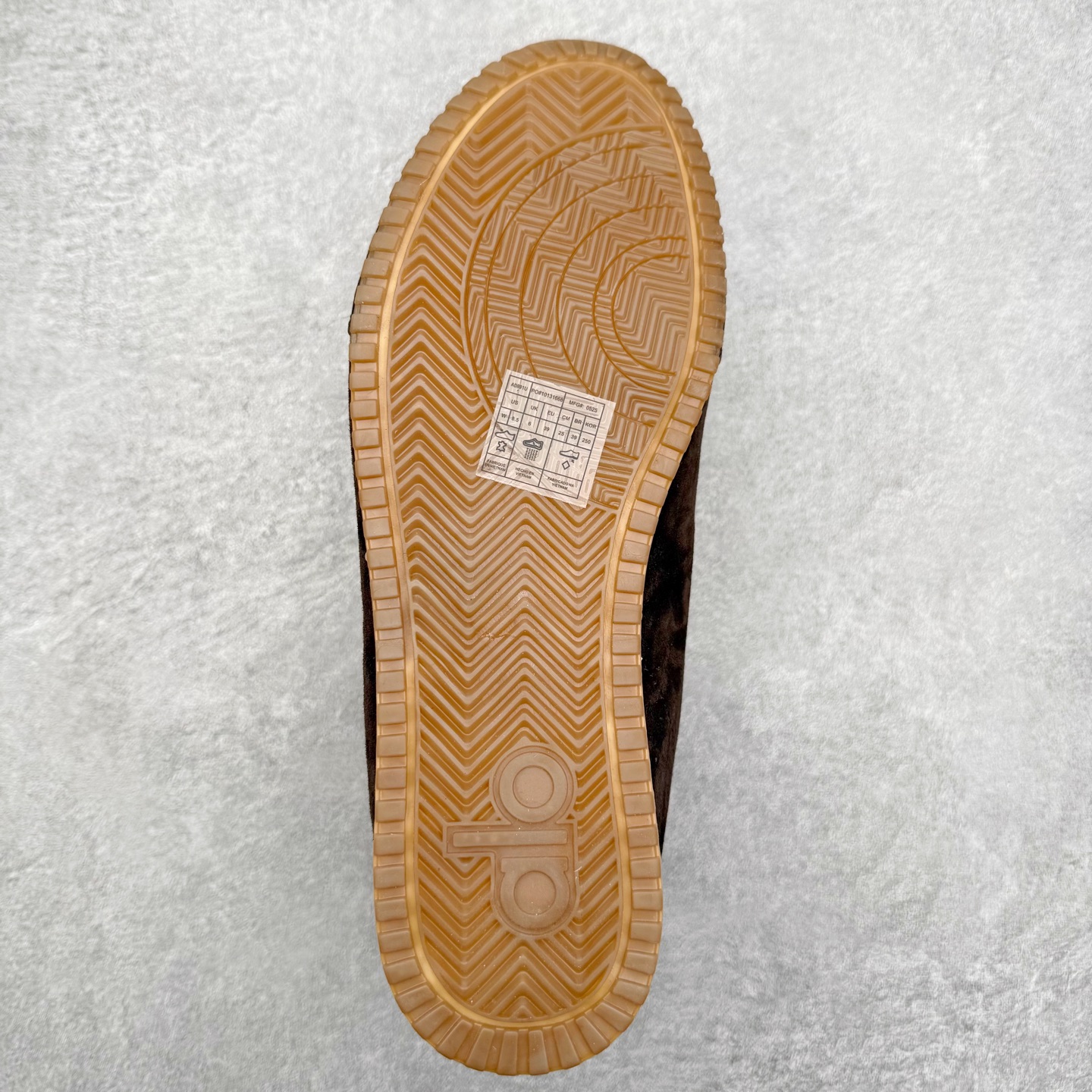 图片[9]-Alo yoga Sunset 舒适生活休闲鞋 男女同款 品牌故事Alo Yoga于2007年创立于洛杉矶，意在传播有意识的运动，同时激发人们的健康识与创造力。品牌的核心理念在于制作能够带来完美体验的瑜伽服饰与功能性单品，让有意识的运动融入并改变生活。Alo Yoga将其设计延伸到日常服饰概念，坚持不懈地捕捉当代时尚潮流，将品牌的运动美学理念、精致前卫的设计与舒适功能面料完美结合。与此同时，Alo Yoga的设计受到了时尚界人士与名人们的追捧，Talor Swift、Kendall Jenner等街拍照片中都曾出现品牌不同单品的身影。实拍调校N版已经零色差零失真 百分百还原实物色彩所见即所得 不存在货不对板色差等低级问题 选购参考实物拍摄 不混卖不参货 只用心做好货严格选品 承诺混一赔十 尺码：36 36.5 37.5 38 38.5 39 40 40.5 41 42 42.5 43 44 44.5 45-选品中心