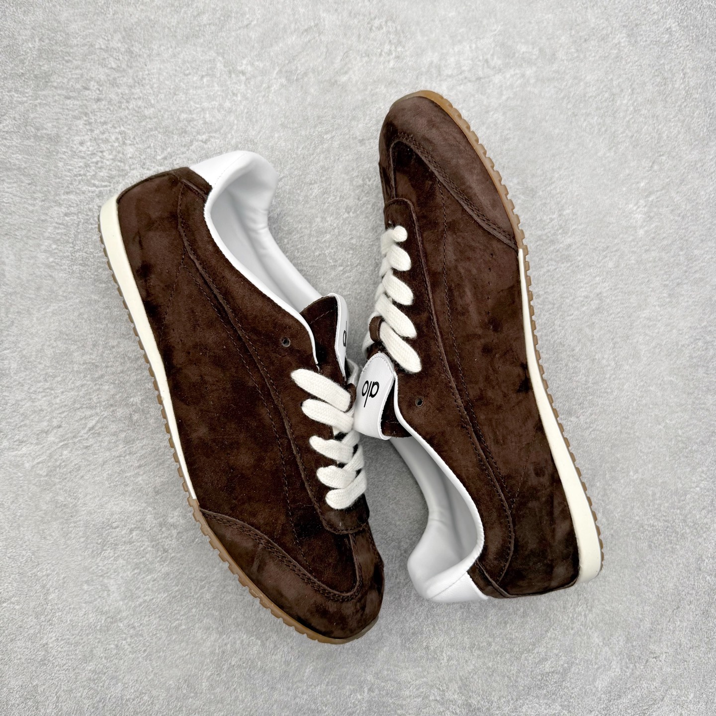 图片[3]-Alo yoga Sunset 舒适生活休闲鞋 男女同款 品牌故事Alo Yoga于2007年创立于洛杉矶，意在传播有意识的运动，同时激发人们的健康识与创造力。品牌的核心理念在于制作能够带来完美体验的瑜伽服饰与功能性单品，让有意识的运动融入并改变生活。Alo Yoga将其设计延伸到日常服饰概念，坚持不懈地捕捉当代时尚潮流，将品牌的运动美学理念、精致前卫的设计与舒适功能面料完美结合。与此同时，Alo Yoga的设计受到了时尚界人士与名人们的追捧，Talor Swift、Kendall Jenner等街拍照片中都曾出现品牌不同单品的身影。实拍调校N版已经零色差零失真 百分百还原实物色彩所见即所得 不存在货不对板色差等低级问题 选购参考实物拍摄 不混卖不参货 只用心做好货严格选品 承诺混一赔十 尺码：36 36.5 37.5 38 38.5 39 40 40.5 41 42 42.5 43 44 44.5 45-选品中心