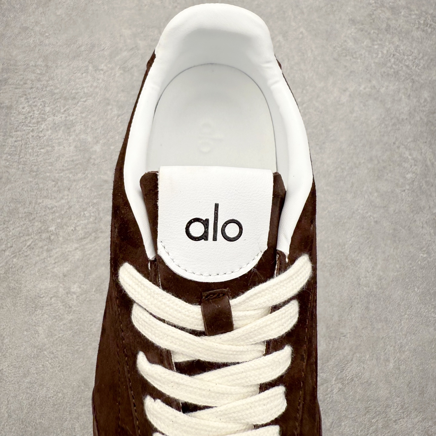 图片[5]-Alo yoga Sunset 舒适生活休闲鞋 男女同款 品牌故事Alo Yoga于2007年创立于洛杉矶，意在传播有意识的运动，同时激发人们的健康识与创造力。品牌的核心理念在于制作能够带来完美体验的瑜伽服饰与功能性单品，让有意识的运动融入并改变生活。Alo Yoga将其设计延伸到日常服饰概念，坚持不懈地捕捉当代时尚潮流，将品牌的运动美学理念、精致前卫的设计与舒适功能面料完美结合。与此同时，Alo Yoga的设计受到了时尚界人士与名人们的追捧，Talor Swift、Kendall Jenner等街拍照片中都曾出现品牌不同单品的身影。实拍调校N版已经零色差零失真 百分百还原实物色彩所见即所得 不存在货不对板色差等低级问题 选购参考实物拍摄 不混卖不参货 只用心做好货严格选品 承诺混一赔十 尺码：36 36.5 37.5 38 38.5 39 40 40.5 41 42 42.5 43 44 44.5 45-选品中心