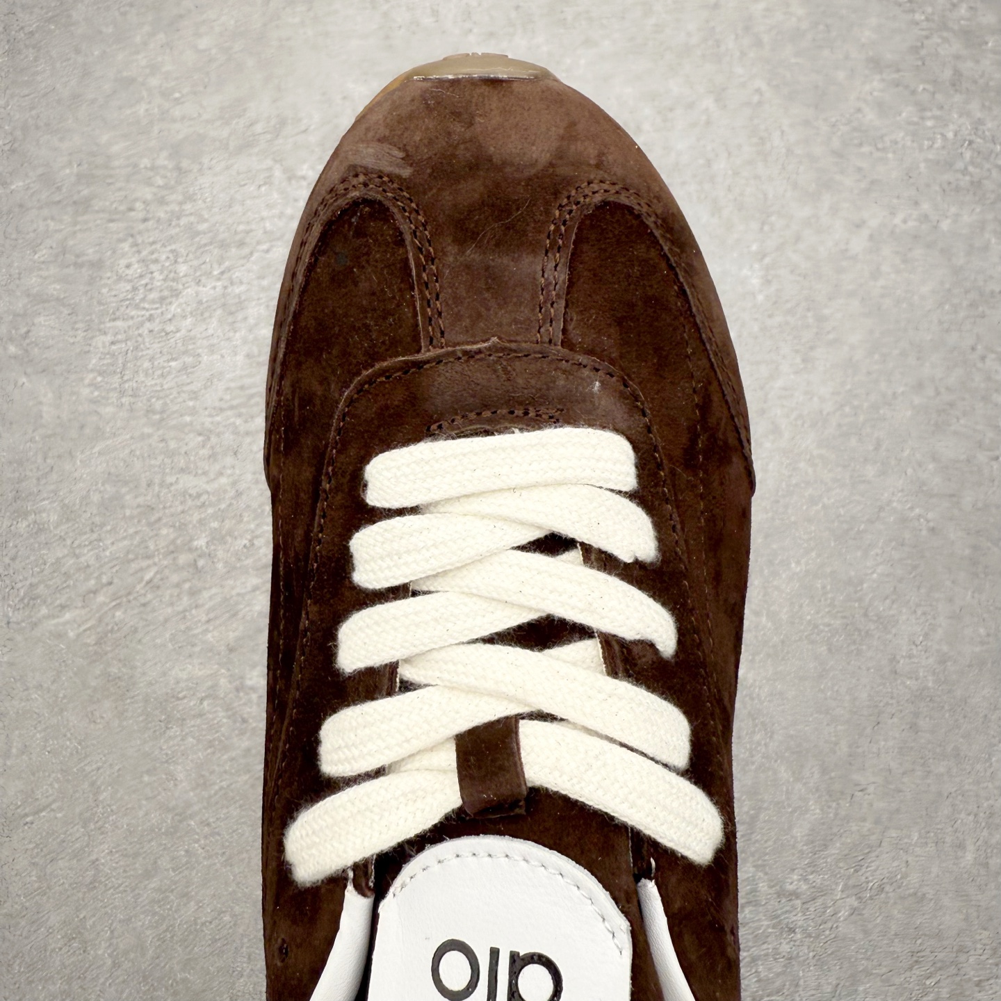 图片[4]-Alo yoga Sunset 舒适生活休闲鞋 男女同款 品牌故事Alo Yoga于2007年创立于洛杉矶，意在传播有意识的运动，同时激发人们的健康识与创造力。品牌的核心理念在于制作能够带来完美体验的瑜伽服饰与功能性单品，让有意识的运动融入并改变生活。Alo Yoga将其设计延伸到日常服饰概念，坚持不懈地捕捉当代时尚潮流，将品牌的运动美学理念、精致前卫的设计与舒适功能面料完美结合。与此同时，Alo Yoga的设计受到了时尚界人士与名人们的追捧，Talor Swift、Kendall Jenner等街拍照片中都曾出现品牌不同单品的身影。实拍调校N版已经零色差零失真 百分百还原实物色彩所见即所得 不存在货不对板色差等低级问题 选购参考实物拍摄 不混卖不参货 只用心做好货严格选品 承诺混一赔十 尺码：36 36.5 37.5 38 38.5 39 40 40.5 41 42 42.5 43 44 44.5 45-选品中心