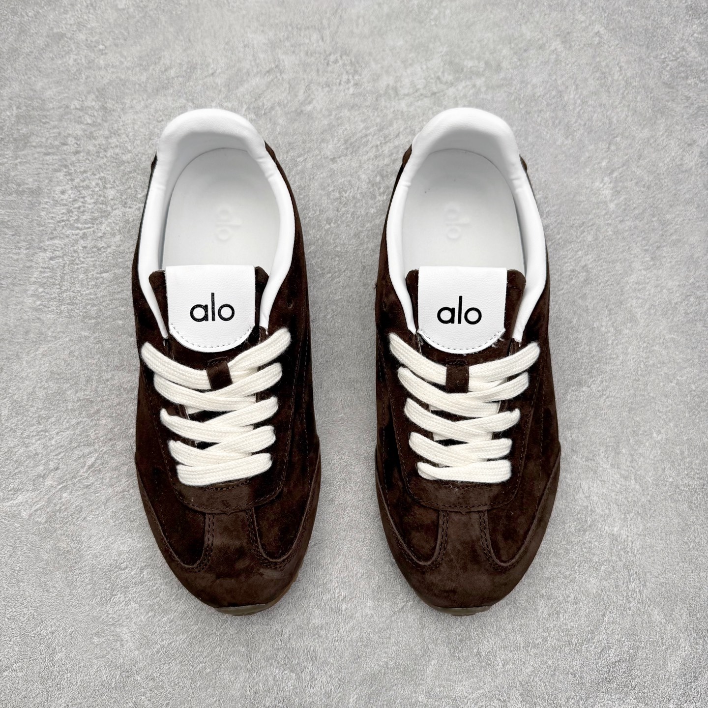 图片[2]-Alo yoga Sunset 舒适生活休闲鞋 男女同款 品牌故事Alo Yoga于2007年创立于洛杉矶，意在传播有意识的运动，同时激发人们的健康识与创造力。品牌的核心理念在于制作能够带来完美体验的瑜伽服饰与功能性单品，让有意识的运动融入并改变生活。Alo Yoga将其设计延伸到日常服饰概念，坚持不懈地捕捉当代时尚潮流，将品牌的运动美学理念、精致前卫的设计与舒适功能面料完美结合。与此同时，Alo Yoga的设计受到了时尚界人士与名人们的追捧，Talor Swift、Kendall Jenner等街拍照片中都曾出现品牌不同单品的身影。实拍调校N版已经零色差零失真 百分百还原实物色彩所见即所得 不存在货不对板色差等低级问题 选购参考实物拍摄 不混卖不参货 只用心做好货严格选品 承诺混一赔十 尺码：36 36.5 37.5 38 38.5 39 40 40.5 41 42 42.5 43 44 44.5 45-选品中心