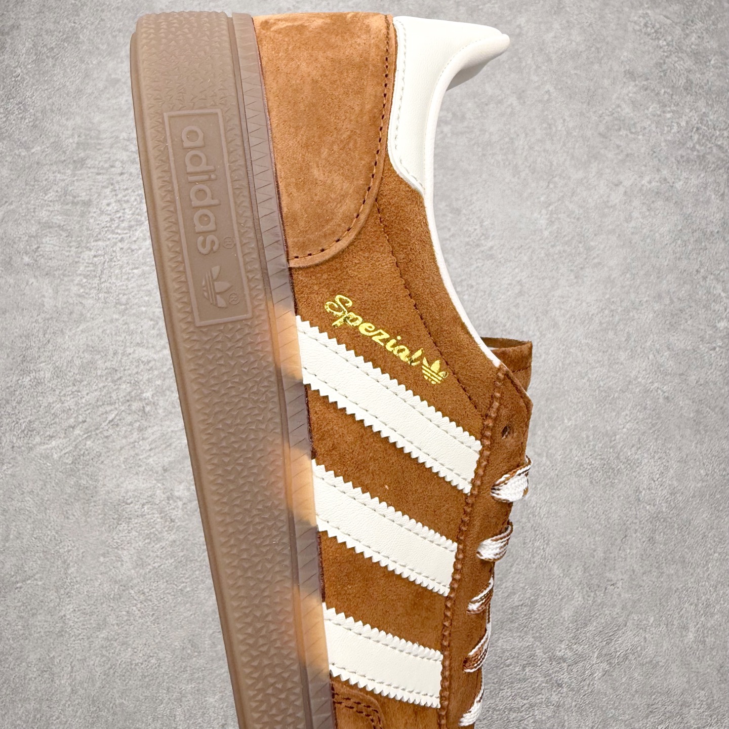 图片[6]-＃C版纯原 AD Originals Handball SPZL 手球运动员系列百搭休闲运动板鞋 KI5938 这款来自阿迪达斯的这款HANDBALL SPZL前身是一双手球运动鞋，这一次拿来复刻，所以鞋面的主要色彩选用了黑色， 鞋面外侧除了Spezial字母之外还有三叶草标志。Handball SPZL作为复古手球训练鞋与作为室内足球鞋的Samba有着异曲同工之处，但是质感更为出众的鞋身以及丰富的配色选择比起Samba来讲可以说是更胜一筹了！尺码：36 36⅔ 37⅓ 38 38⅔ 39⅓ 40 40⅔ 41⅓ 42 42⅔ 43⅓ 44 45-选品中心