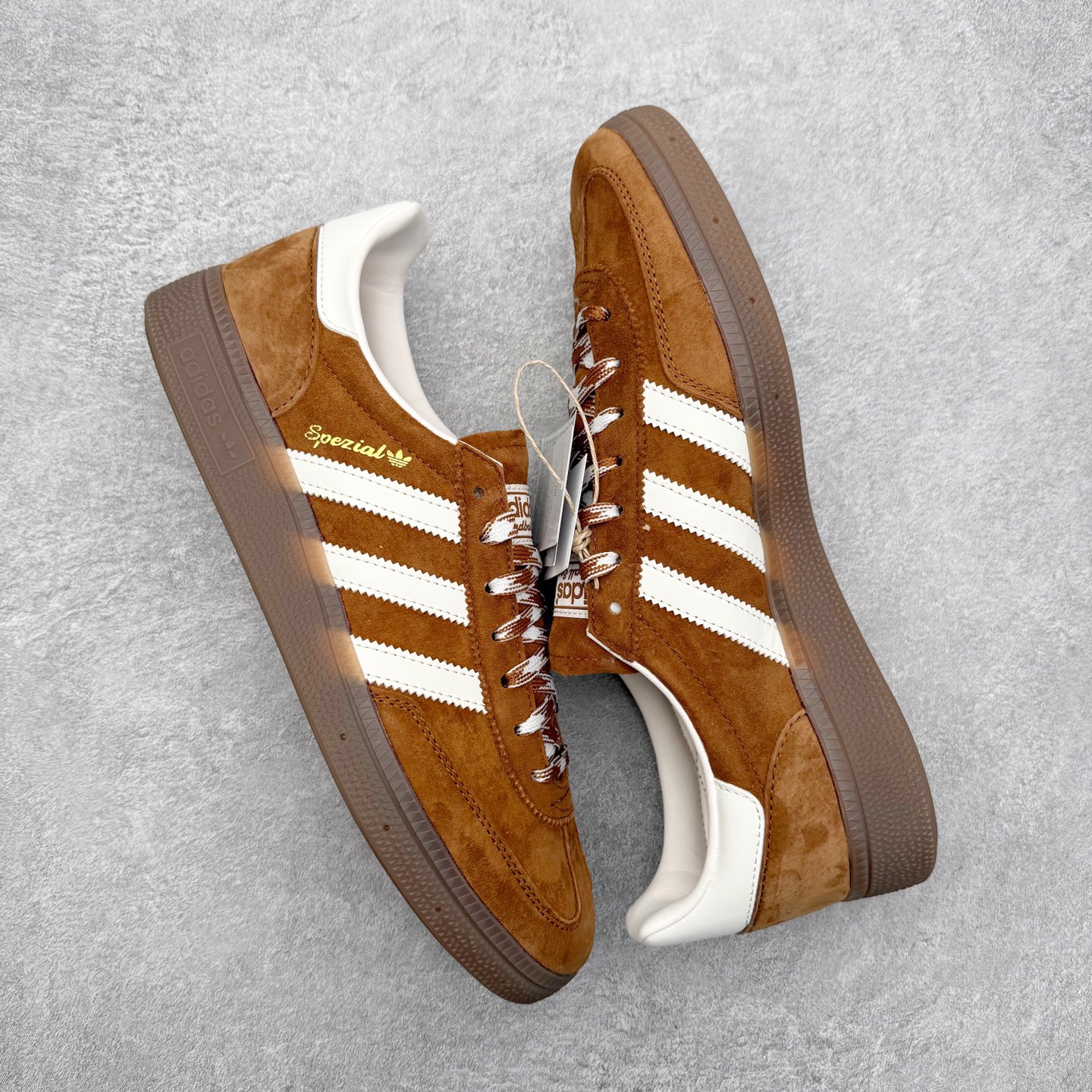 图片[3]-＃C版纯原 AD Originals Handball SPZL 手球运动员系列百搭休闲运动板鞋 KI5938 这款来自阿迪达斯的这款HANDBALL SPZL前身是一双手球运动鞋，这一次拿来复刻，所以鞋面的主要色彩选用了黑色， 鞋面外侧除了Spezial字母之外还有三叶草标志。Handball SPZL作为复古手球训练鞋与作为室内足球鞋的Samba有着异曲同工之处，但是质感更为出众的鞋身以及丰富的配色选择比起Samba来讲可以说是更胜一筹了！尺码：36 36⅔ 37⅓ 38 38⅔ 39⅓ 40 40⅔ 41⅓ 42 42⅔ 43⅓ 44 45-选品中心