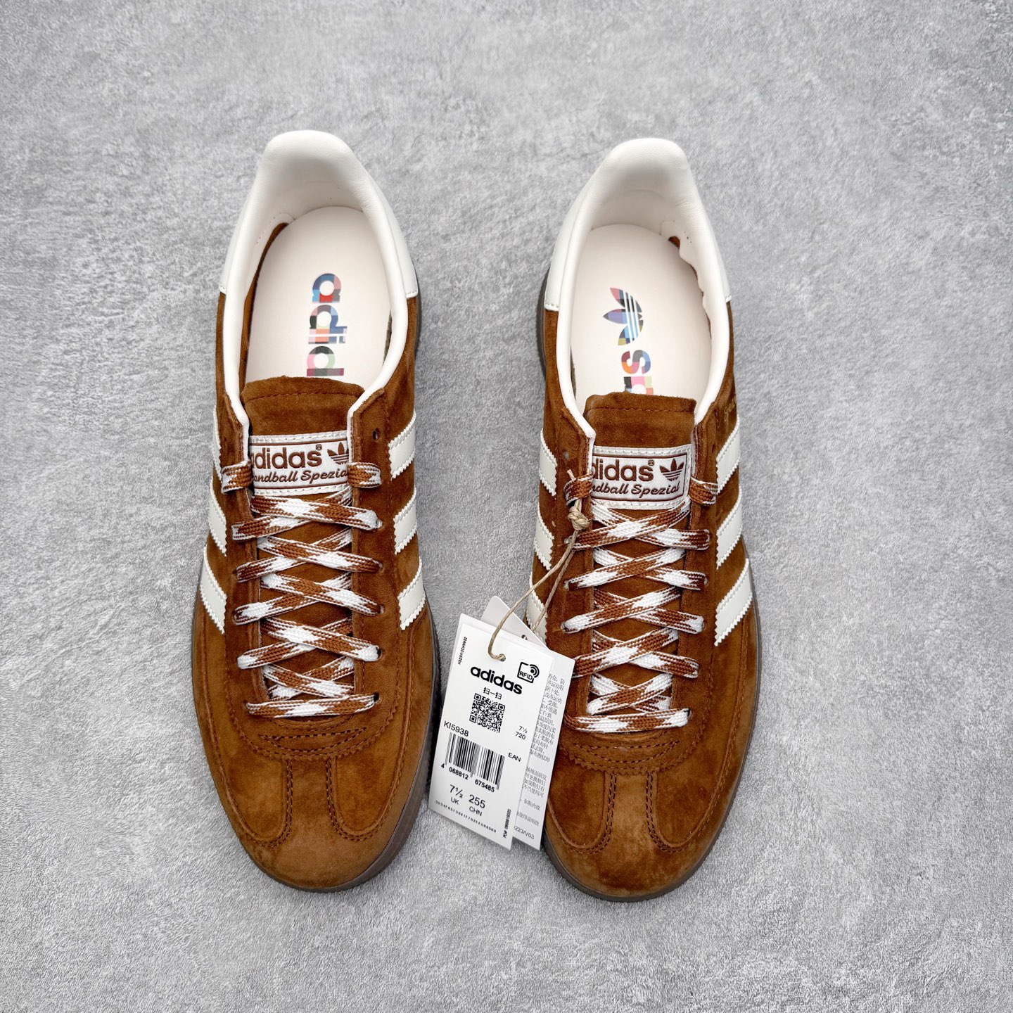 图片[2]-＃C版纯原 AD Originals Handball SPZL 手球运动员系列百搭休闲运动板鞋 KI5938 这款来自阿迪达斯的这款HANDBALL SPZL前身是一双手球运动鞋，这一次拿来复刻，所以鞋面的主要色彩选用了黑色， 鞋面外侧除了Spezial字母之外还有三叶草标志。Handball SPZL作为复古手球训练鞋与作为室内足球鞋的Samba有着异曲同工之处，但是质感更为出众的鞋身以及丰富的配色选择比起Samba来讲可以说是更胜一筹了！尺码：36 36⅔ 37⅓ 38 38⅔ 39⅓ 40 40⅔ 41⅓ 42 42⅔ 43⅓ 44 45-选品中心