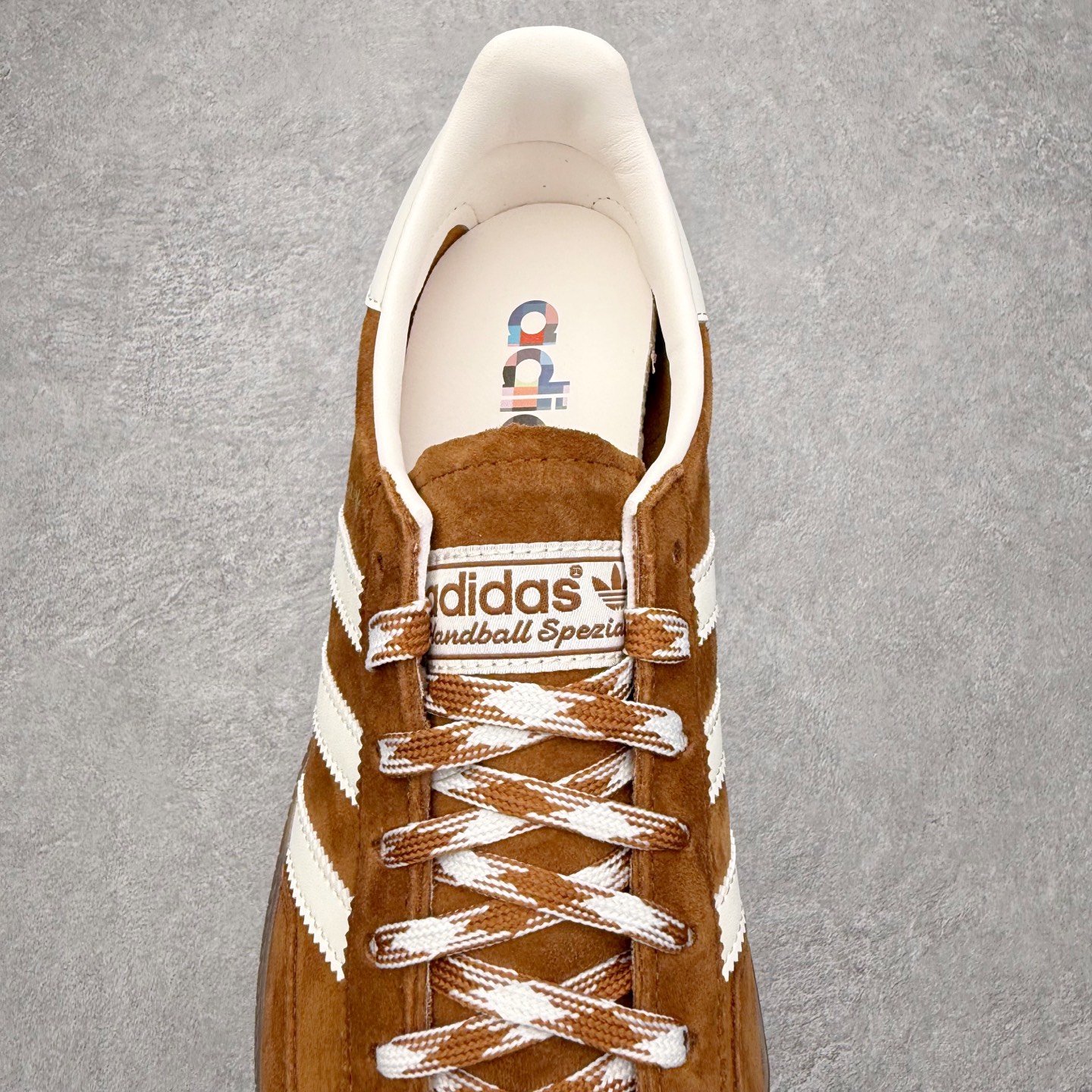 图片[5]-＃C版纯原 AD Originals Handball SPZL 手球运动员系列百搭休闲运动板鞋 KI5938 这款来自阿迪达斯的这款HANDBALL SPZL前身是一双手球运动鞋，这一次拿来复刻，所以鞋面的主要色彩选用了黑色， 鞋面外侧除了Spezial字母之外还有三叶草标志。Handball SPZL作为复古手球训练鞋与作为室内足球鞋的Samba有着异曲同工之处，但是质感更为出众的鞋身以及丰富的配色选择比起Samba来讲可以说是更胜一筹了！尺码：36 36⅔ 37⅓ 38 38⅔ 39⅓ 40 40⅔ 41⅓ 42 42⅔ 43⅓ 44 45-选品中心