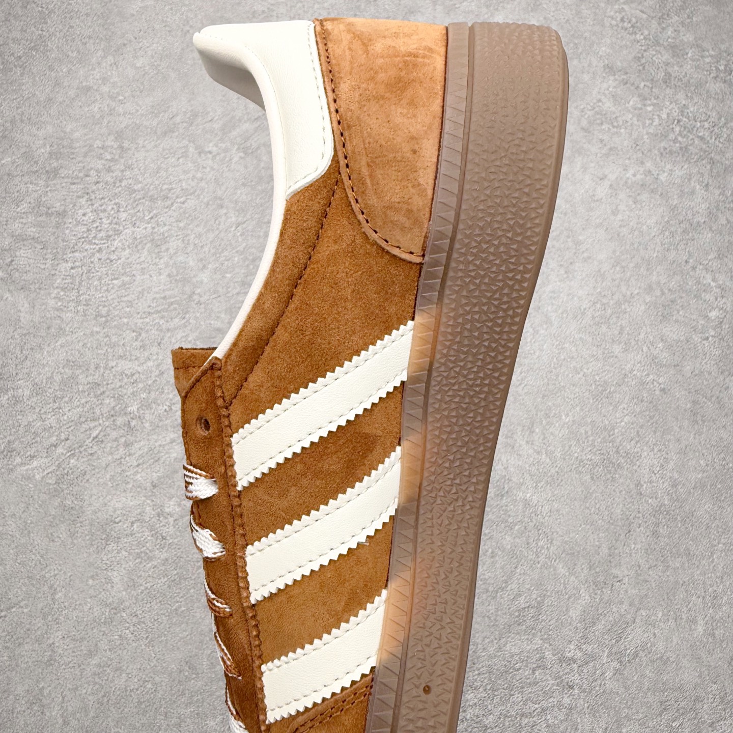 图片[7]-＃C版纯原 AD Originals Handball SPZL 手球运动员系列百搭休闲运动板鞋 KI5938 这款来自阿迪达斯的这款HANDBALL SPZL前身是一双手球运动鞋，这一次拿来复刻，所以鞋面的主要色彩选用了黑色， 鞋面外侧除了Spezial字母之外还有三叶草标志。Handball SPZL作为复古手球训练鞋与作为室内足球鞋的Samba有着异曲同工之处，但是质感更为出众的鞋身以及丰富的配色选择比起Samba来讲可以说是更胜一筹了！尺码：36 36⅔ 37⅓ 38 38⅔ 39⅓ 40 40⅔ 41⅓ 42 42⅔ 43⅓ 44 45-选品中心