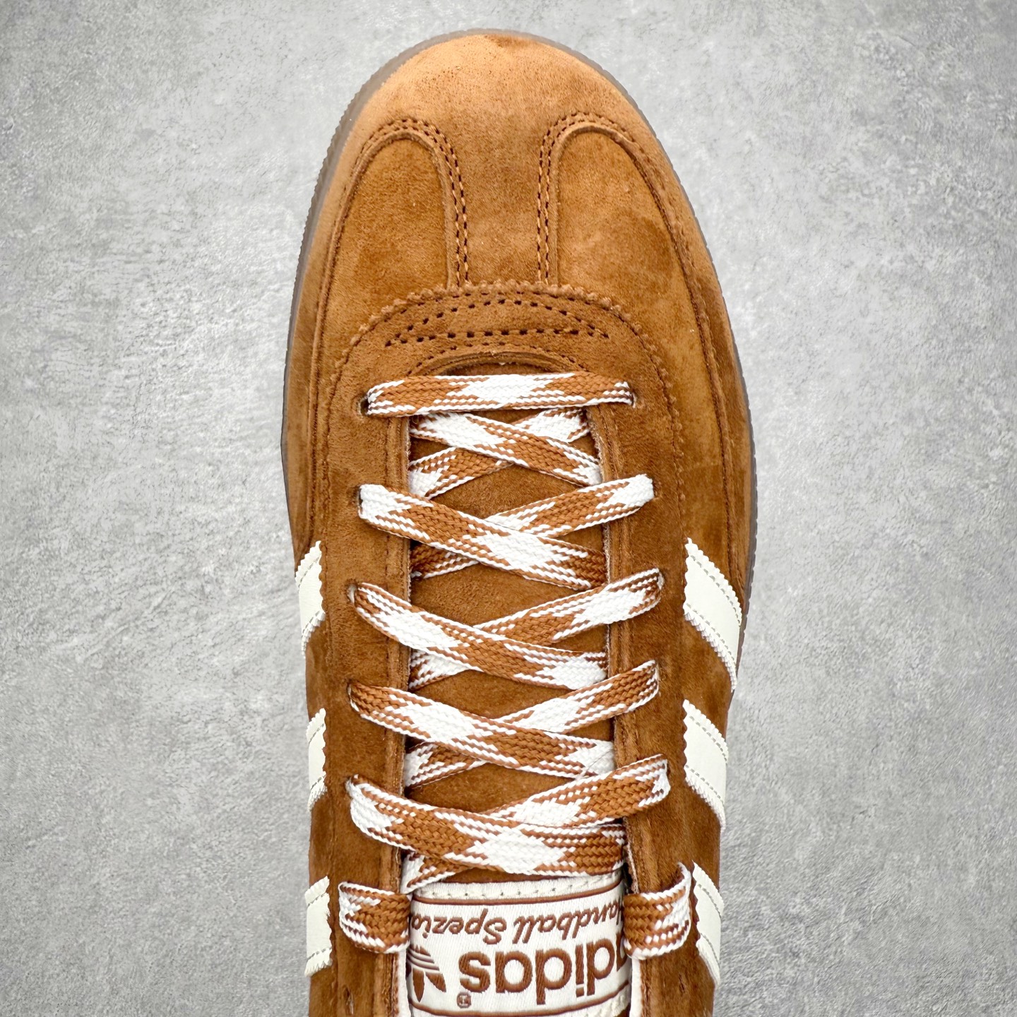 图片[4]-＃C版纯原 AD Originals Handball SPZL 手球运动员系列百搭休闲运动板鞋 KI5938 这款来自阿迪达斯的这款HANDBALL SPZL前身是一双手球运动鞋，这一次拿来复刻，所以鞋面的主要色彩选用了黑色， 鞋面外侧除了Spezial字母之外还有三叶草标志。Handball SPZL作为复古手球训练鞋与作为室内足球鞋的Samba有着异曲同工之处，但是质感更为出众的鞋身以及丰富的配色选择比起Samba来讲可以说是更胜一筹了！尺码：36 36⅔ 37⅓ 38 38⅔ 39⅓ 40 40⅔ 41⅓ 42 42⅔ 43⅓ 44 45-选品中心