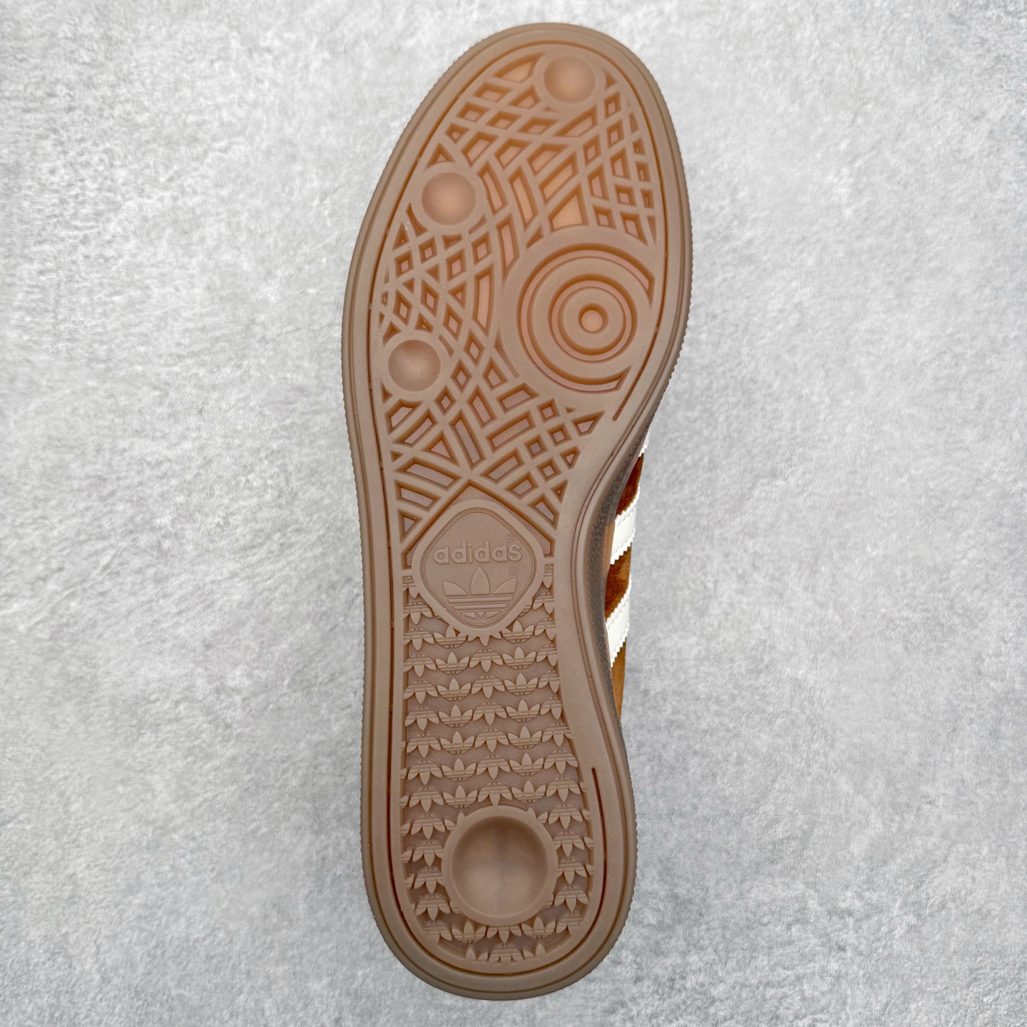 图片[9]-＃C版纯原 AD Originals Handball SPZL 手球运动员系列百搭休闲运动板鞋 KI5938 这款来自阿迪达斯的这款HANDBALL SPZL前身是一双手球运动鞋，这一次拿来复刻，所以鞋面的主要色彩选用了黑色， 鞋面外侧除了Spezial字母之外还有三叶草标志。Handball SPZL作为复古手球训练鞋与作为室内足球鞋的Samba有着异曲同工之处，但是质感更为出众的鞋身以及丰富的配色选择比起Samba来讲可以说是更胜一筹了！尺码：36 36⅔ 37⅓ 38 38⅔ 39⅓ 40 40⅔ 41⅓ 42 42⅔ 43⅓ 44 45-选品中心