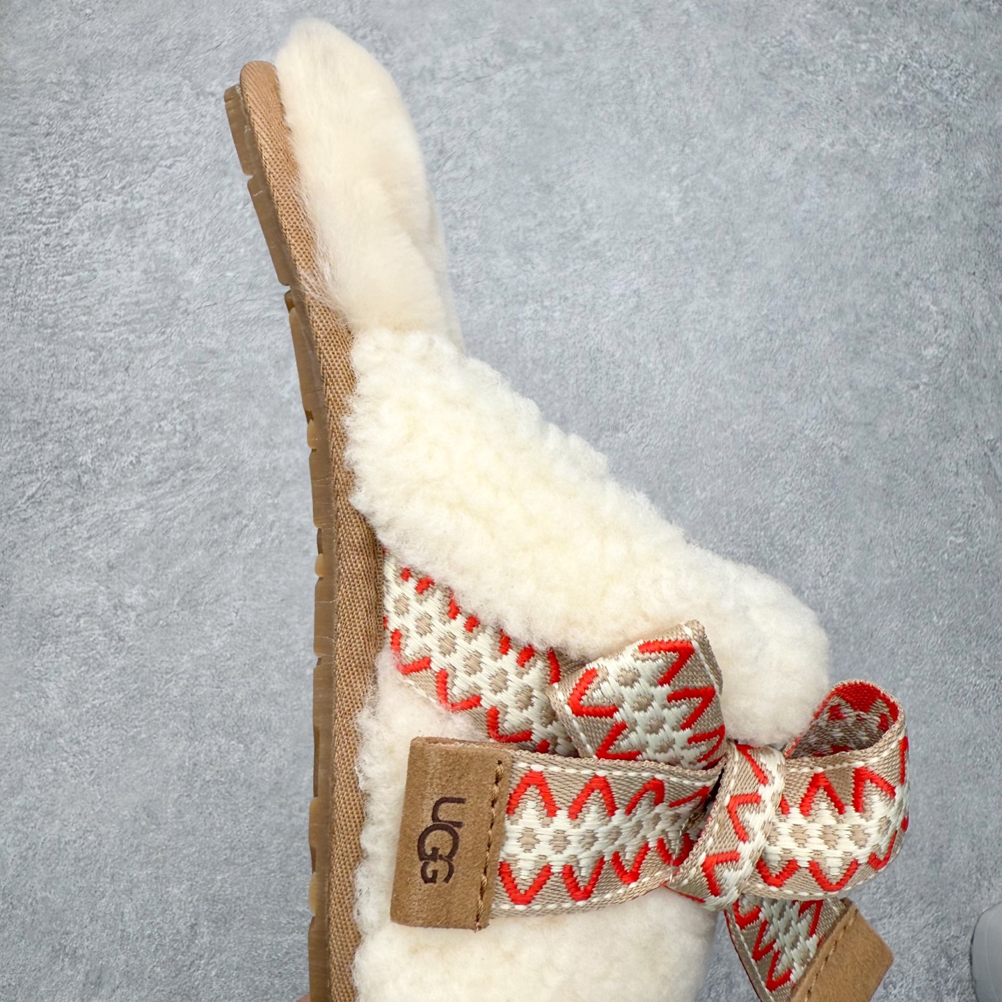 图片[6]-UGG 8266 MAXI 舒适厚底加绒 防滑包头拖鞋 女款 全鞋采用ZP同厂 隆丰A级澳洲进口羊皮毛一体 品牌代工厂生产线 完全遵循ZP工艺流程 代工厂原厂版师 秉承无原鞋不开发选择 注重每一处细节 市面最正版型 TREADLITE\\\”轻翼\\\”科技外底 轻便/耐用/柔韧/桩型【售后郑重承诺】一个月内若出现重大脱胶/断底等质量问题 直接为您换新！尺码：35 36 37 38 39 40-选品中心