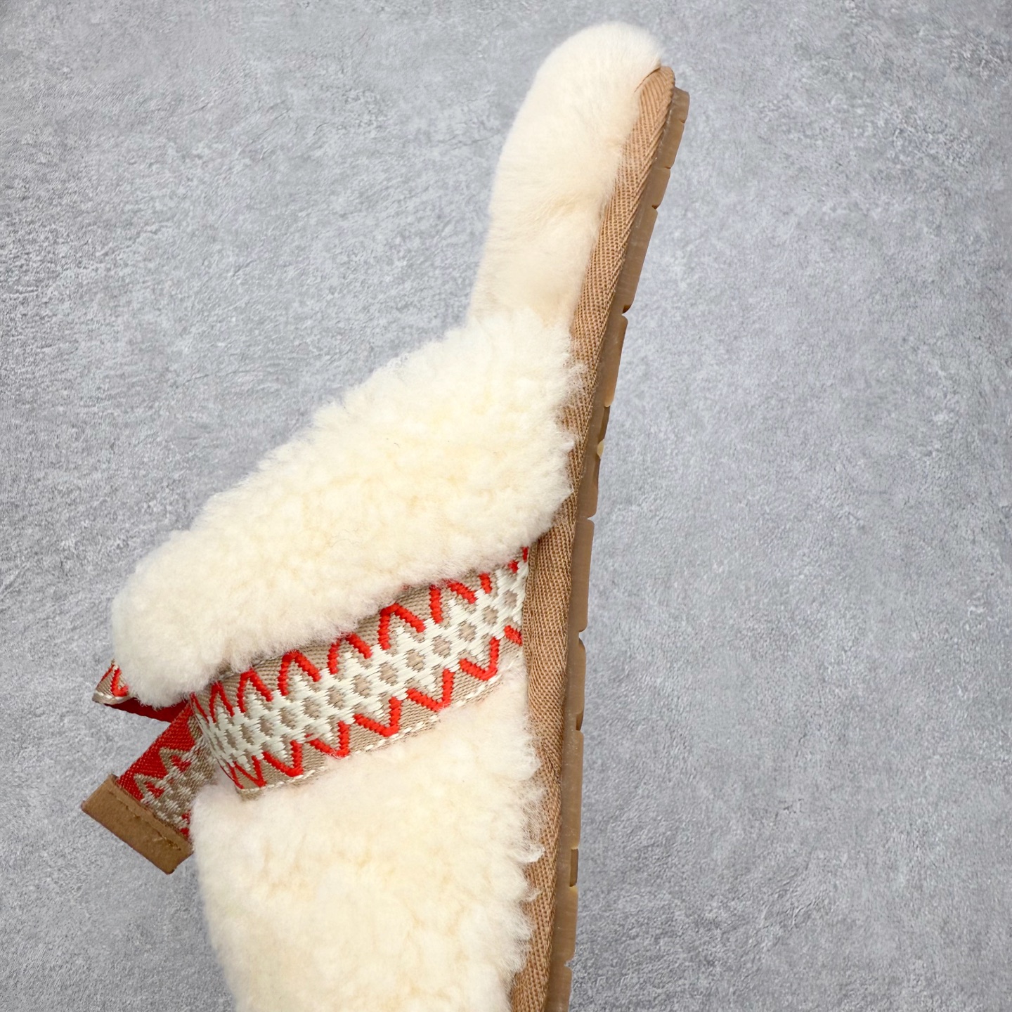 图片[7]-UGG 8266 MAXI 舒适厚底加绒 防滑包头拖鞋 女款 全鞋采用ZP同厂 隆丰A级澳洲进口羊皮毛一体 品牌代工厂生产线 完全遵循ZP工艺流程 代工厂原厂版师 秉承无原鞋不开发选择 注重每一处细节 市面最正版型 TREADLITE\\\”轻翼\\\”科技外底 轻便/耐用/柔韧/桩型【售后郑重承诺】一个月内若出现重大脱胶/断底等质量问题 直接为您换新！尺码：35 36 37 38 39 40-选品中心