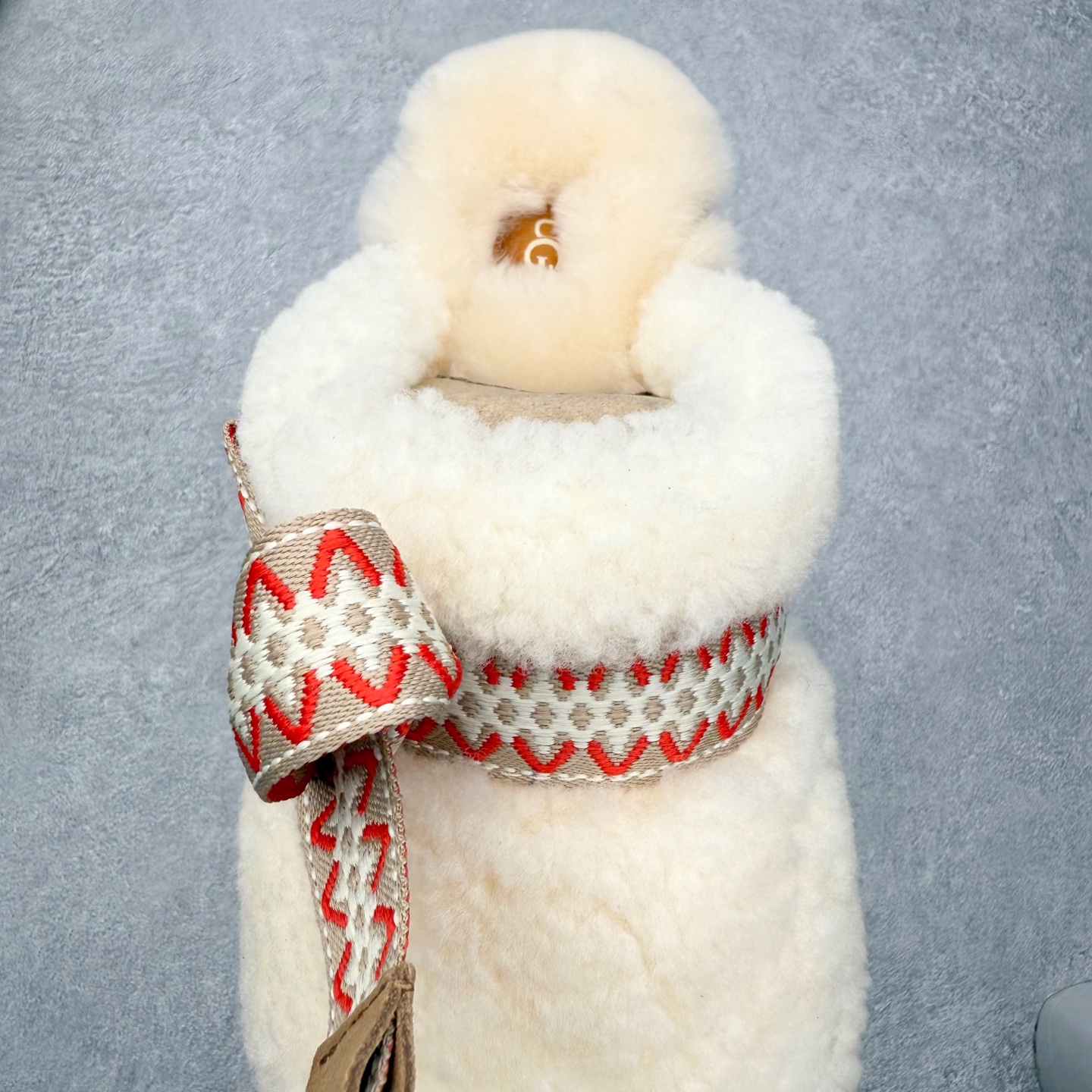 图片[5]-UGG 8266 MAXI 舒适厚底加绒 防滑包头拖鞋 女款 全鞋采用ZP同厂 隆丰A级澳洲进口羊皮毛一体 品牌代工厂生产线 完全遵循ZP工艺流程 代工厂原厂版师 秉承无原鞋不开发选择 注重每一处细节 市面最正版型 TREADLITE\\\”轻翼\\\”科技外底 轻便/耐用/柔韧/桩型【售后郑重承诺】一个月内若出现重大脱胶/断底等质量问题 直接为您换新！尺码：35 36 37 38 39 40-选品中心