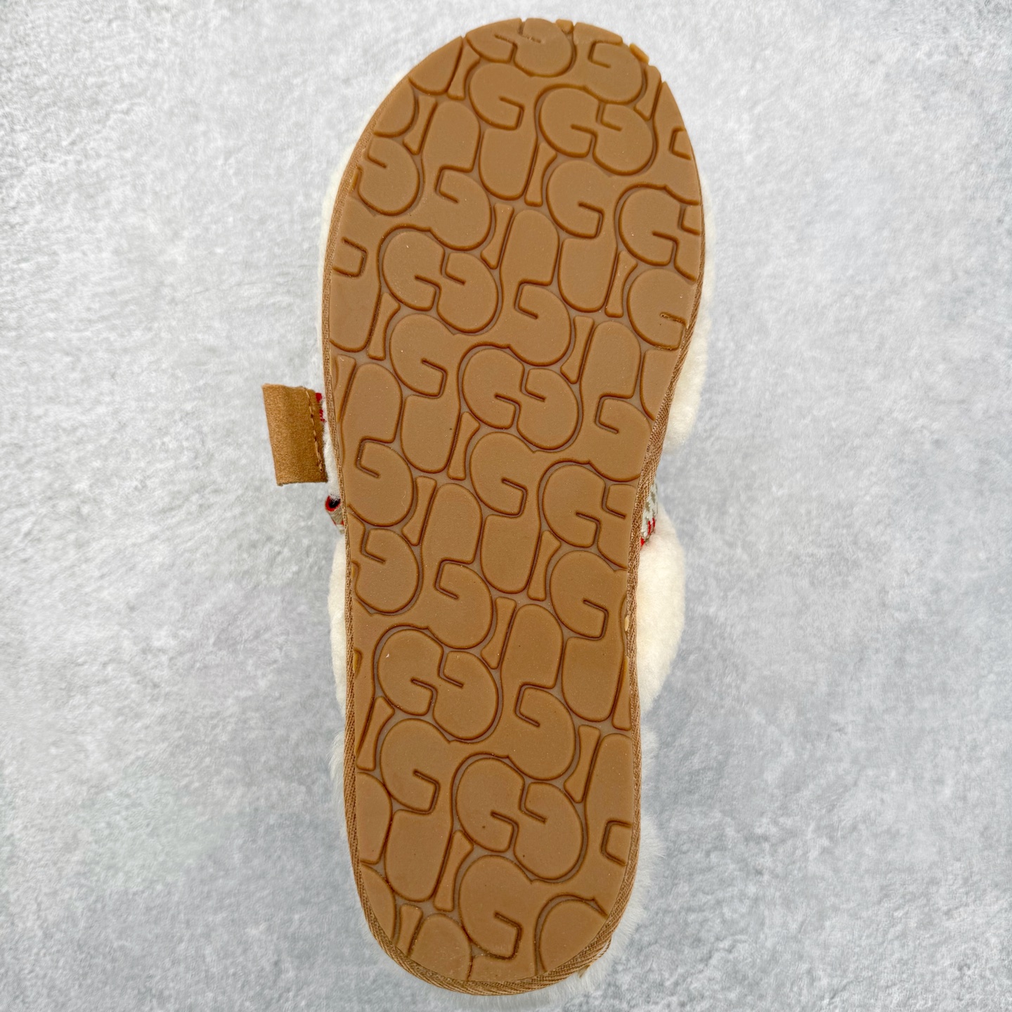 图片[9]-UGG 8266 MAXI 舒适厚底加绒 防滑包头拖鞋 女款 全鞋采用ZP同厂 隆丰A级澳洲进口羊皮毛一体 品牌代工厂生产线 完全遵循ZP工艺流程 代工厂原厂版师 秉承无原鞋不开发选择 注重每一处细节 市面最正版型 TREADLITE\\\”轻翼\\\”科技外底 轻便/耐用/柔韧/桩型【售后郑重承诺】一个月内若出现重大脱胶/断底等质量问题 直接为您换新！尺码：35 36 37 38 39 40-选品中心