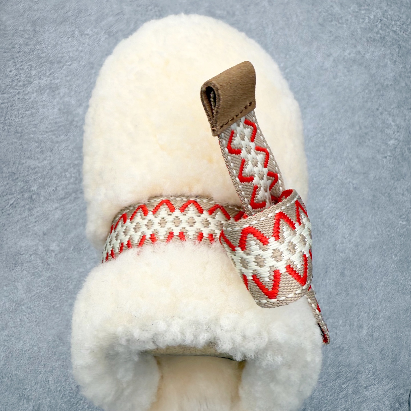 图片[4]-UGG 8266 MAXI 舒适厚底加绒 防滑包头拖鞋 女款 全鞋采用ZP同厂 隆丰A级澳洲进口羊皮毛一体 品牌代工厂生产线 完全遵循ZP工艺流程 代工厂原厂版师 秉承无原鞋不开发选择 注重每一处细节 市面最正版型 TREADLITE\\\”轻翼\\\”科技外底 轻便/耐用/柔韧/桩型【售后郑重承诺】一个月内若出现重大脱胶/断底等质量问题 直接为您换新！尺码：35 36 37 38 39 40-选品中心