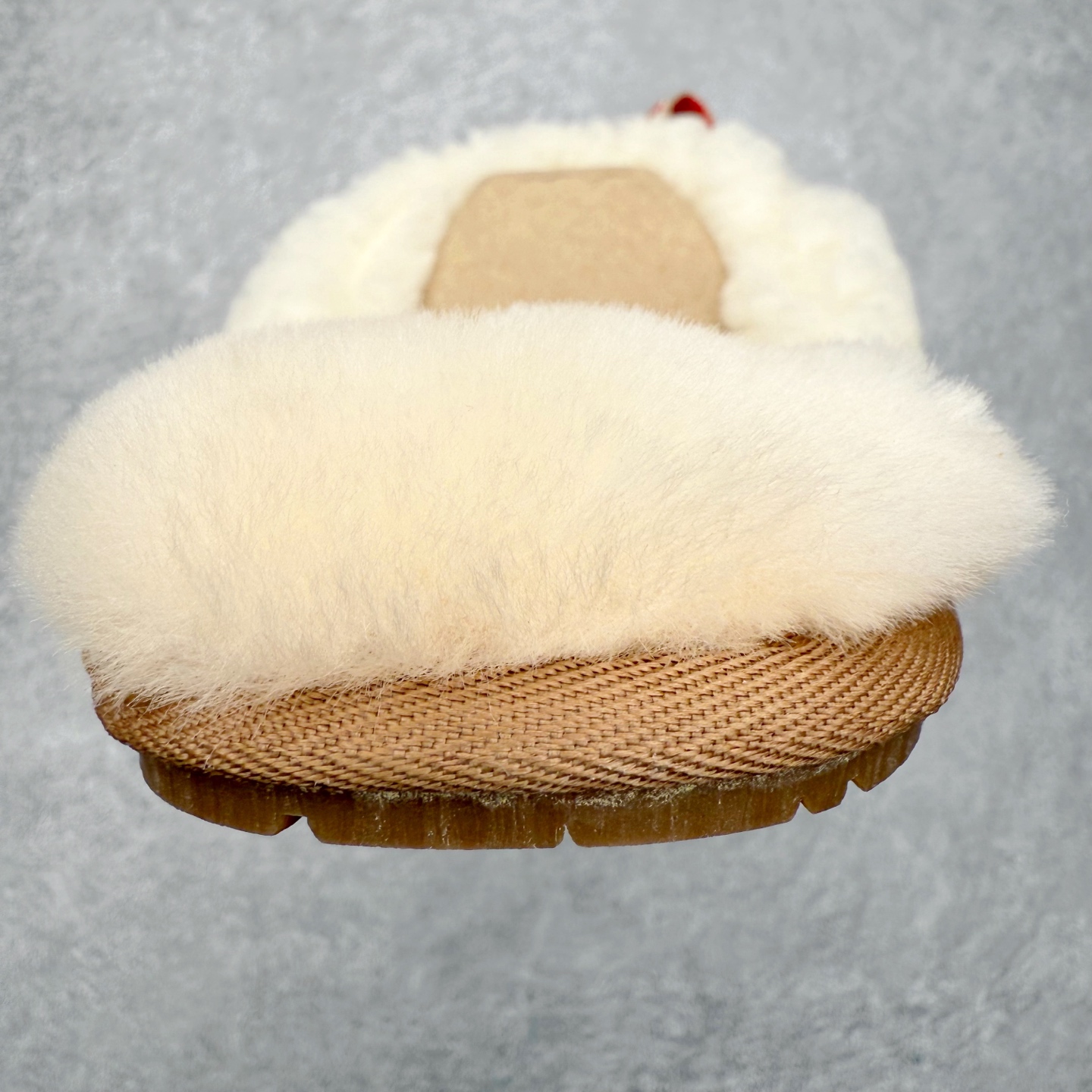 图片[8]-UGG 8266 MAXI 舒适厚底加绒 防滑包头拖鞋 女款 全鞋采用ZP同厂 隆丰A级澳洲进口羊皮毛一体 品牌代工厂生产线 完全遵循ZP工艺流程 代工厂原厂版师 秉承无原鞋不开发选择 注重每一处细节 市面最正版型 TREADLITE\\\”轻翼\\\”科技外底 轻便/耐用/柔韧/桩型【售后郑重承诺】一个月内若出现重大脱胶/断底等质量问题 直接为您换新！尺码：35 36 37 38 39 40-选品中心