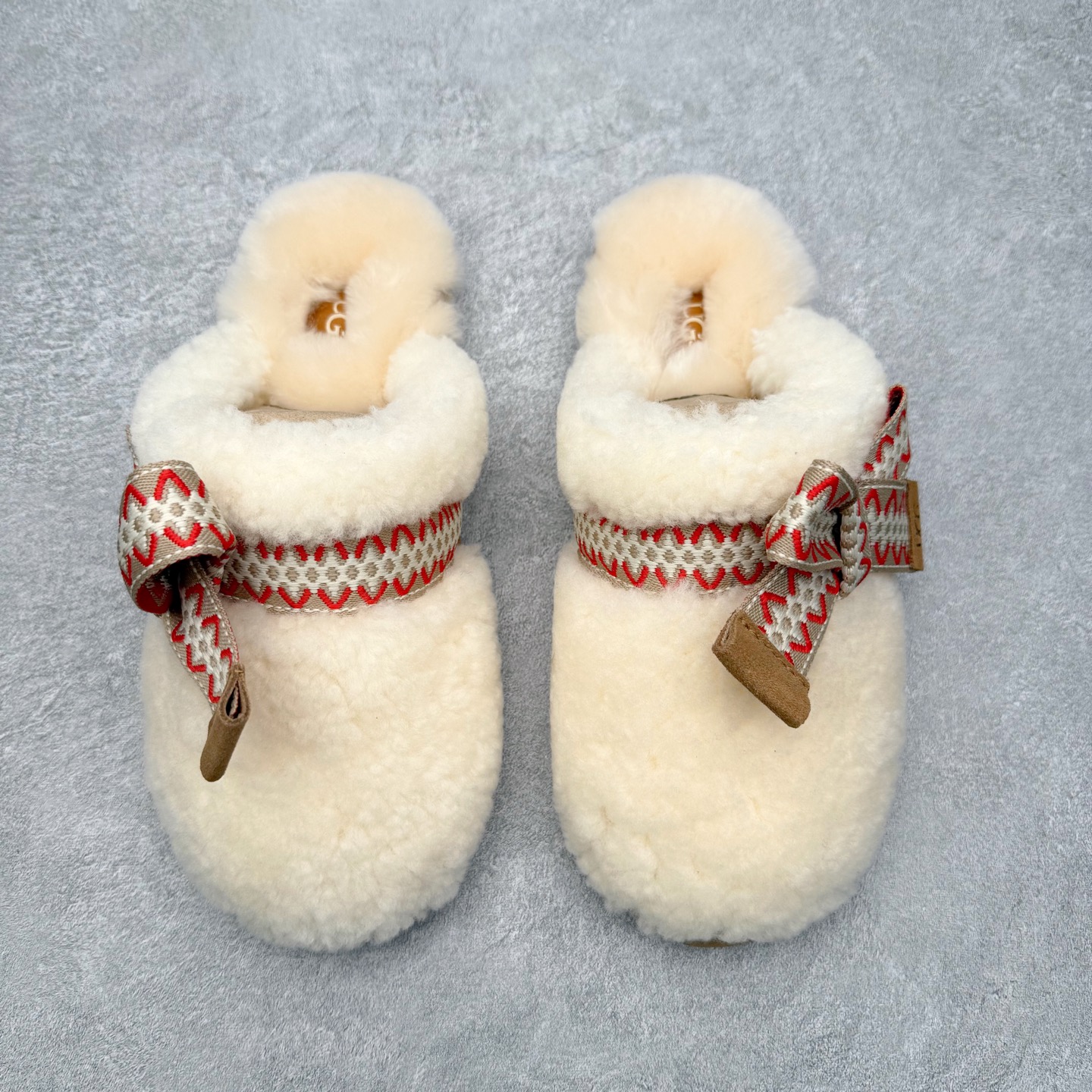 图片[2]-UGG 8266 MAXI 舒适厚底加绒 防滑包头拖鞋 女款 全鞋采用ZP同厂 隆丰A级澳洲进口羊皮毛一体 品牌代工厂生产线 完全遵循ZP工艺流程 代工厂原厂版师 秉承无原鞋不开发选择 注重每一处细节 市面最正版型 TREADLITE\\\”轻翼\\\”科技外底 轻便/耐用/柔韧/桩型【售后郑重承诺】一个月内若出现重大脱胶/断底等质量问题 直接为您换新！尺码：35 36 37 38 39 40-选品中心