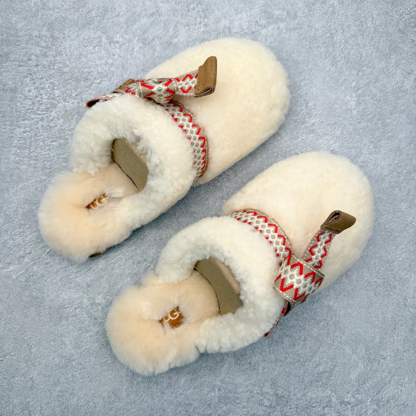 图片[3]-UGG 8266 MAXI 舒适厚底加绒 防滑包头拖鞋 女款 全鞋采用ZP同厂 隆丰A级澳洲进口羊皮毛一体 品牌代工厂生产线 完全遵循ZP工艺流程 代工厂原厂版师 秉承无原鞋不开发选择 注重每一处细节 市面最正版型 TREADLITE\\\”轻翼\\\”科技外底 轻便/耐用/柔韧/桩型【售后郑重承诺】一个月内若出现重大脱胶/断底等质量问题 直接为您换新！尺码：35 36 37 38 39 40-选品中心