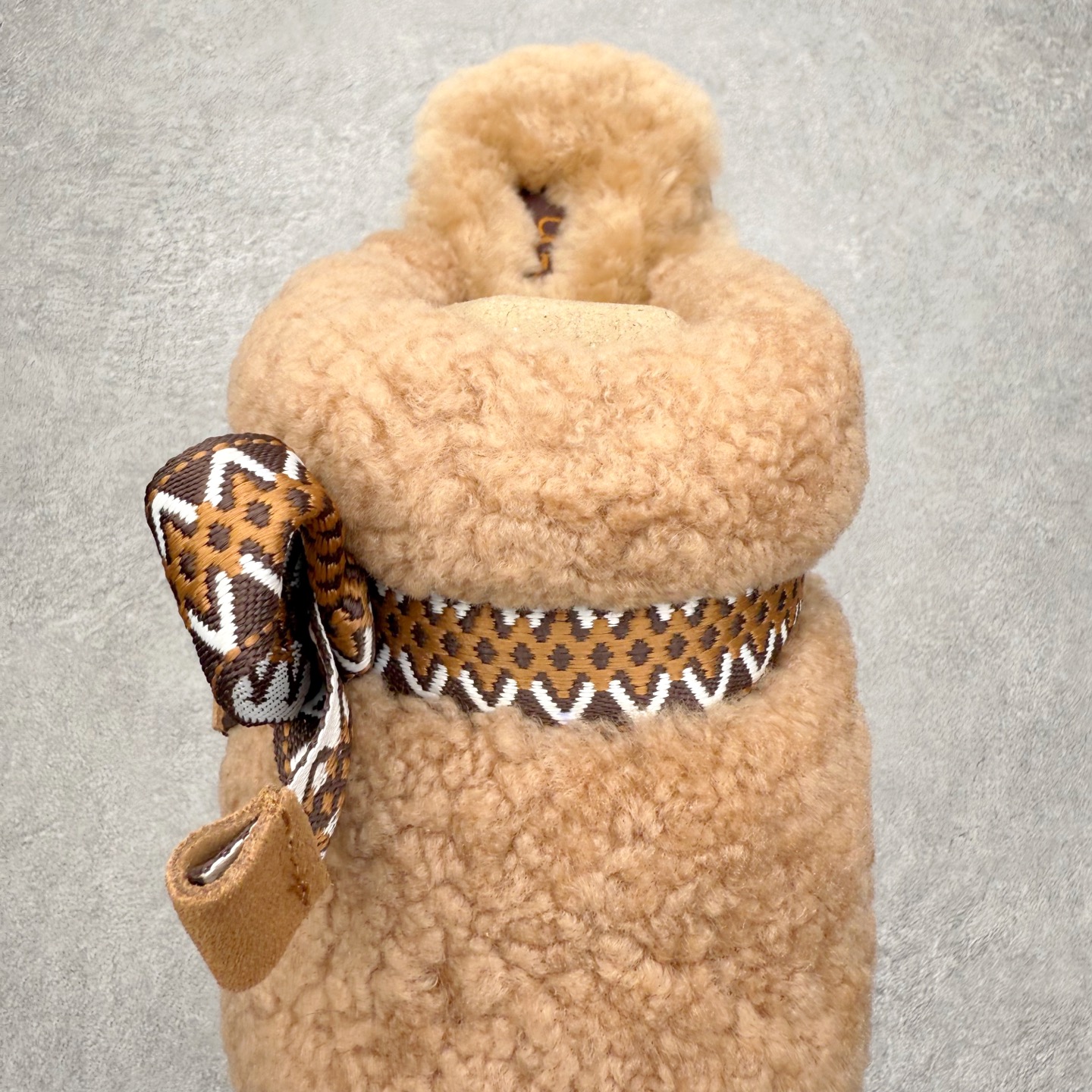 图片[5]-UGG 8266 MAXI 舒适厚底加绒 防滑包头拖鞋 女款 全鞋采用ZP同厂 隆丰A级澳洲进口羊皮毛一体 品牌代工厂生产线 完全遵循ZP工艺流程 代工厂原厂版师 秉承无原鞋不开发选择 注重每一处细节 市面最正版型 TREADLITE\\\”轻翼\\\”科技外底 轻便/耐用/柔韧/桩型【售后郑重承诺】一个月内若出现重大脱胶/断底等质量问题 直接为您换新！尺码：35 36 37 38 39 40-选品中心