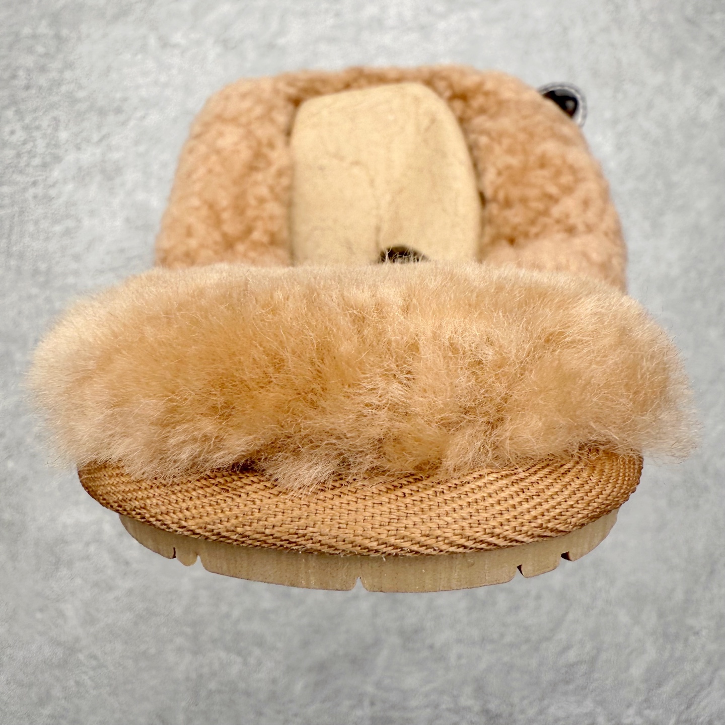 图片[8]-UGG 8266 MAXI 舒适厚底加绒 防滑包头拖鞋 女款 全鞋采用ZP同厂 隆丰A级澳洲进口羊皮毛一体 品牌代工厂生产线 完全遵循ZP工艺流程 代工厂原厂版师 秉承无原鞋不开发选择 注重每一处细节 市面最正版型 TREADLITE\\\”轻翼\\\”科技外底 轻便/耐用/柔韧/桩型【售后郑重承诺】一个月内若出现重大脱胶/断底等质量问题 直接为您换新！尺码：35 36 37 38 39 40-选品中心