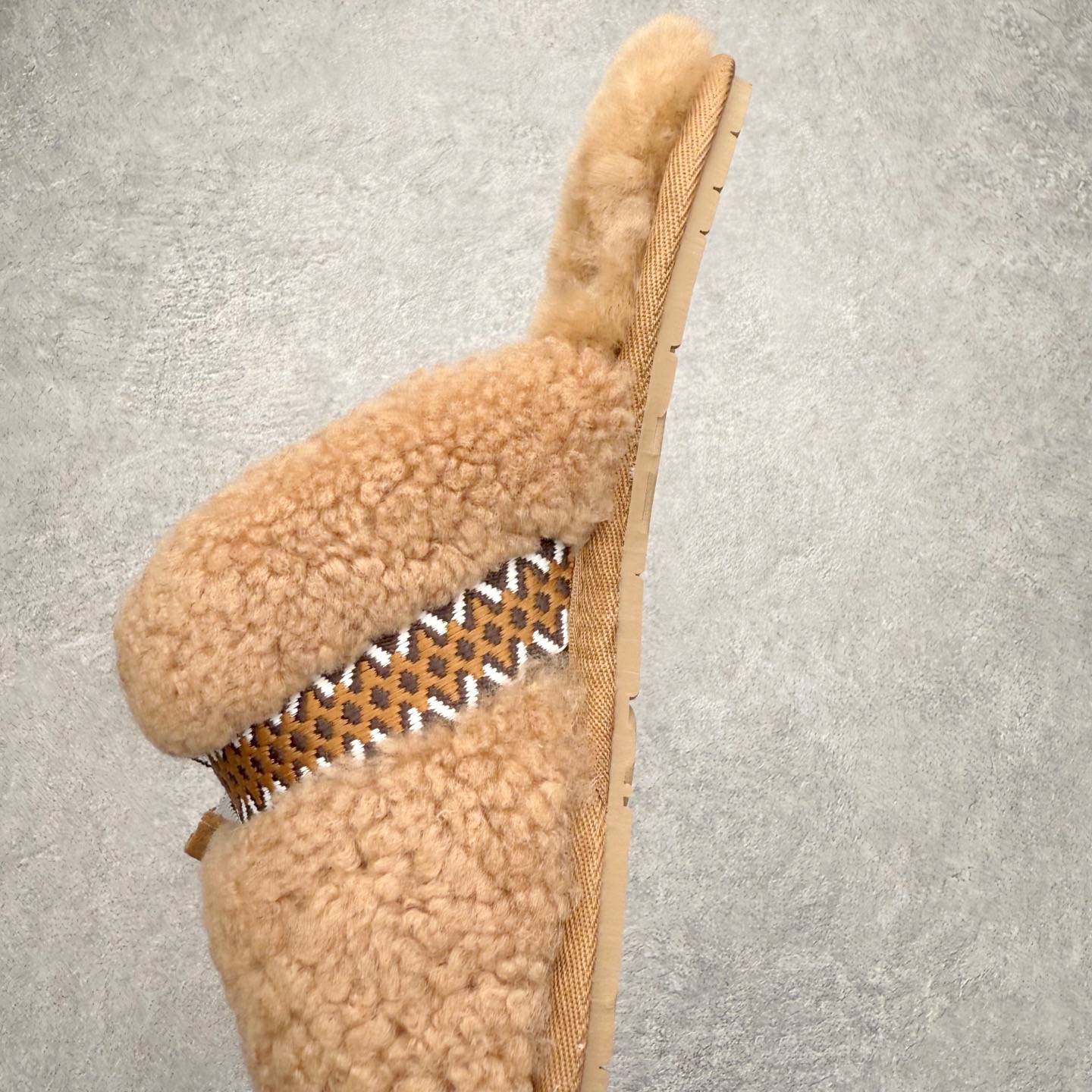 图片[7]-UGG 8266 MAXI 舒适厚底加绒 防滑包头拖鞋 女款 全鞋采用ZP同厂 隆丰A级澳洲进口羊皮毛一体 品牌代工厂生产线 完全遵循ZP工艺流程 代工厂原厂版师 秉承无原鞋不开发选择 注重每一处细节 市面最正版型 TREADLITE\\\”轻翼\\\”科技外底 轻便/耐用/柔韧/桩型【售后郑重承诺】一个月内若出现重大脱胶/断底等质量问题 直接为您换新！尺码：35 36 37 38 39 40-选品中心