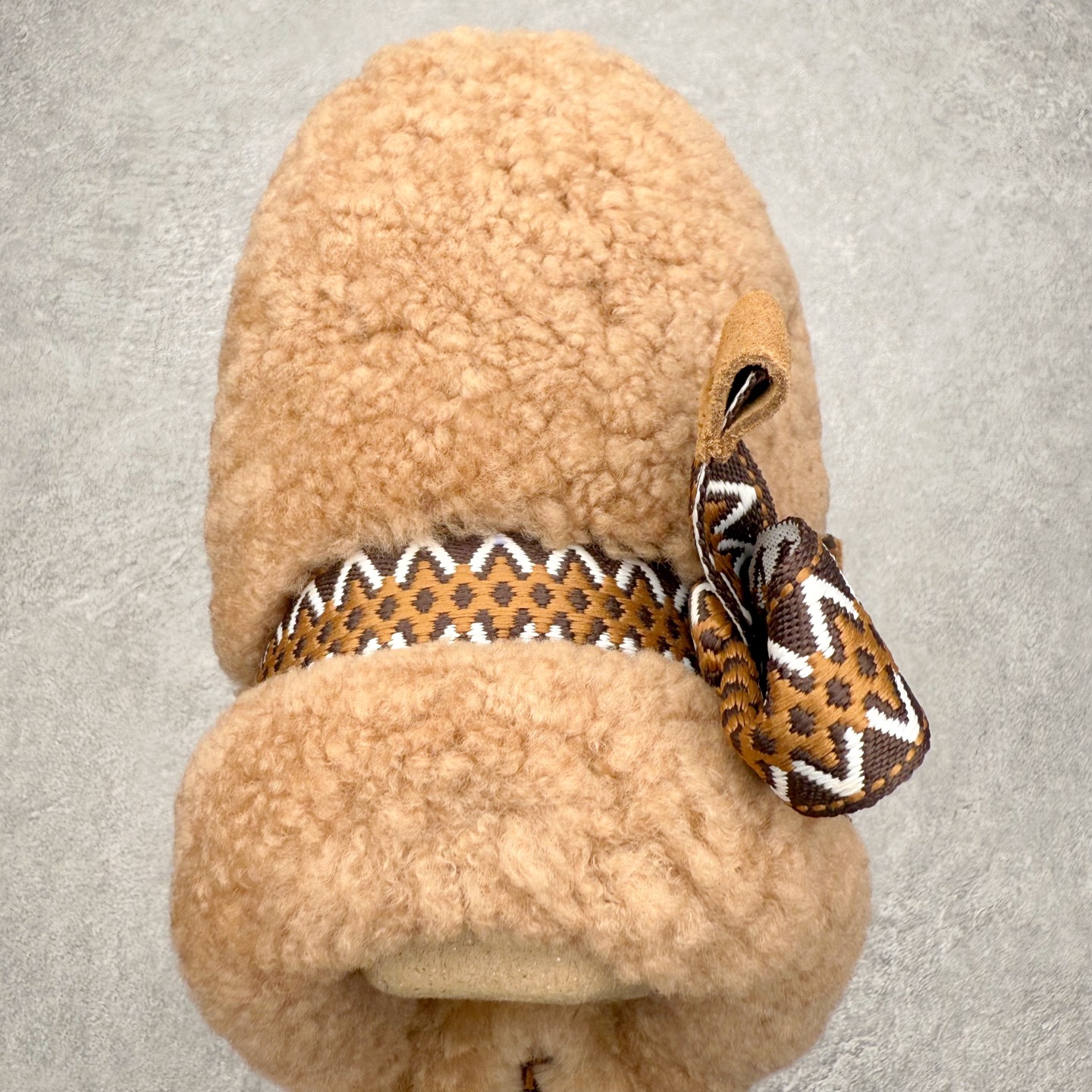 图片[4]-UGG 8266 MAXI 舒适厚底加绒 防滑包头拖鞋 女款 全鞋采用ZP同厂 隆丰A级澳洲进口羊皮毛一体 品牌代工厂生产线 完全遵循ZP工艺流程 代工厂原厂版师 秉承无原鞋不开发选择 注重每一处细节 市面最正版型 TREADLITE\\\”轻翼\\\”科技外底 轻便/耐用/柔韧/桩型【售后郑重承诺】一个月内若出现重大脱胶/断底等质量问题 直接为您换新！尺码：35 36 37 38 39 40-选品中心