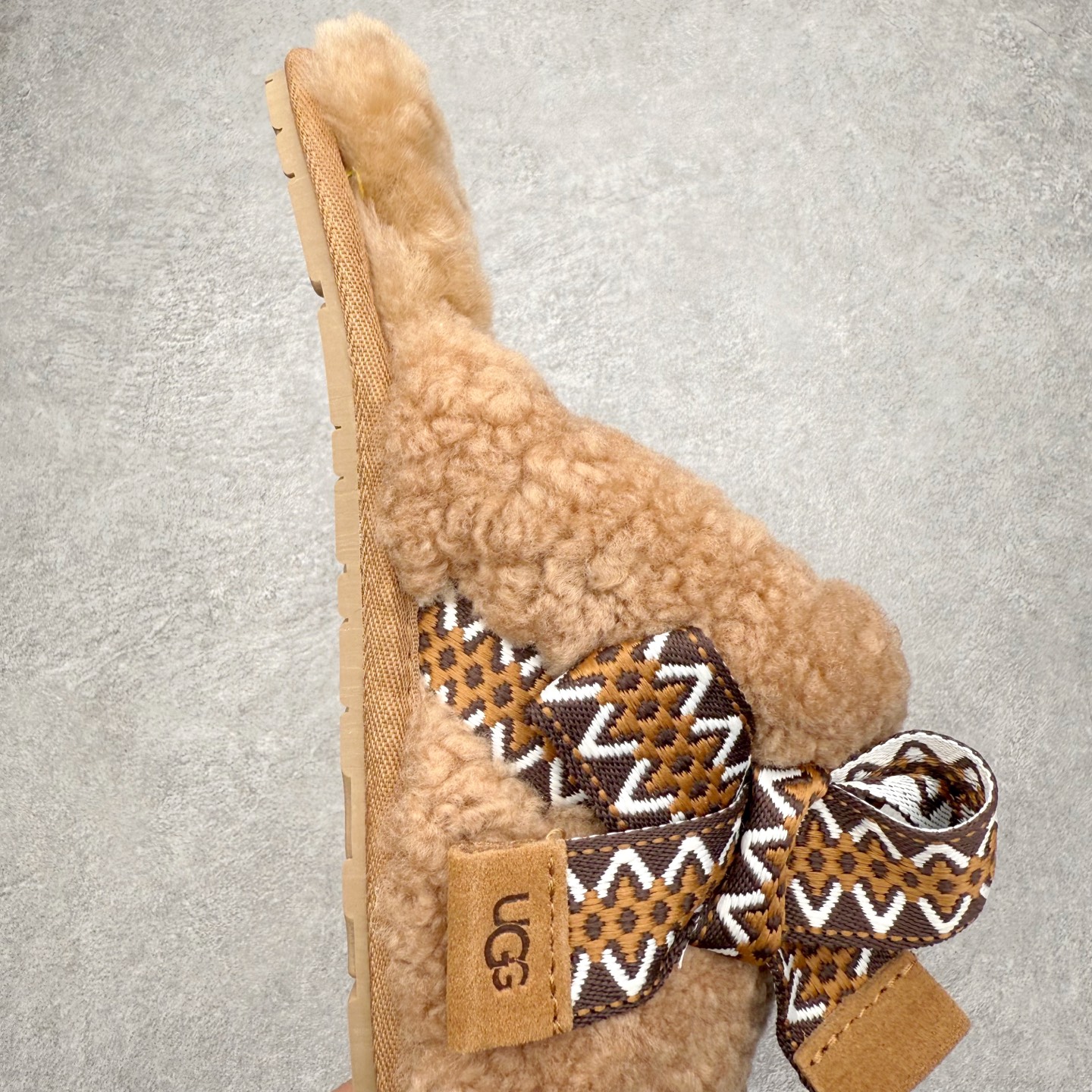 图片[6]-UGG 8266 MAXI 舒适厚底加绒 防滑包头拖鞋 女款 全鞋采用ZP同厂 隆丰A级澳洲进口羊皮毛一体 品牌代工厂生产线 完全遵循ZP工艺流程 代工厂原厂版师 秉承无原鞋不开发选择 注重每一处细节 市面最正版型 TREADLITE\\\”轻翼\\\”科技外底 轻便/耐用/柔韧/桩型【售后郑重承诺】一个月内若出现重大脱胶/断底等质量问题 直接为您换新！尺码：35 36 37 38 39 40-选品中心