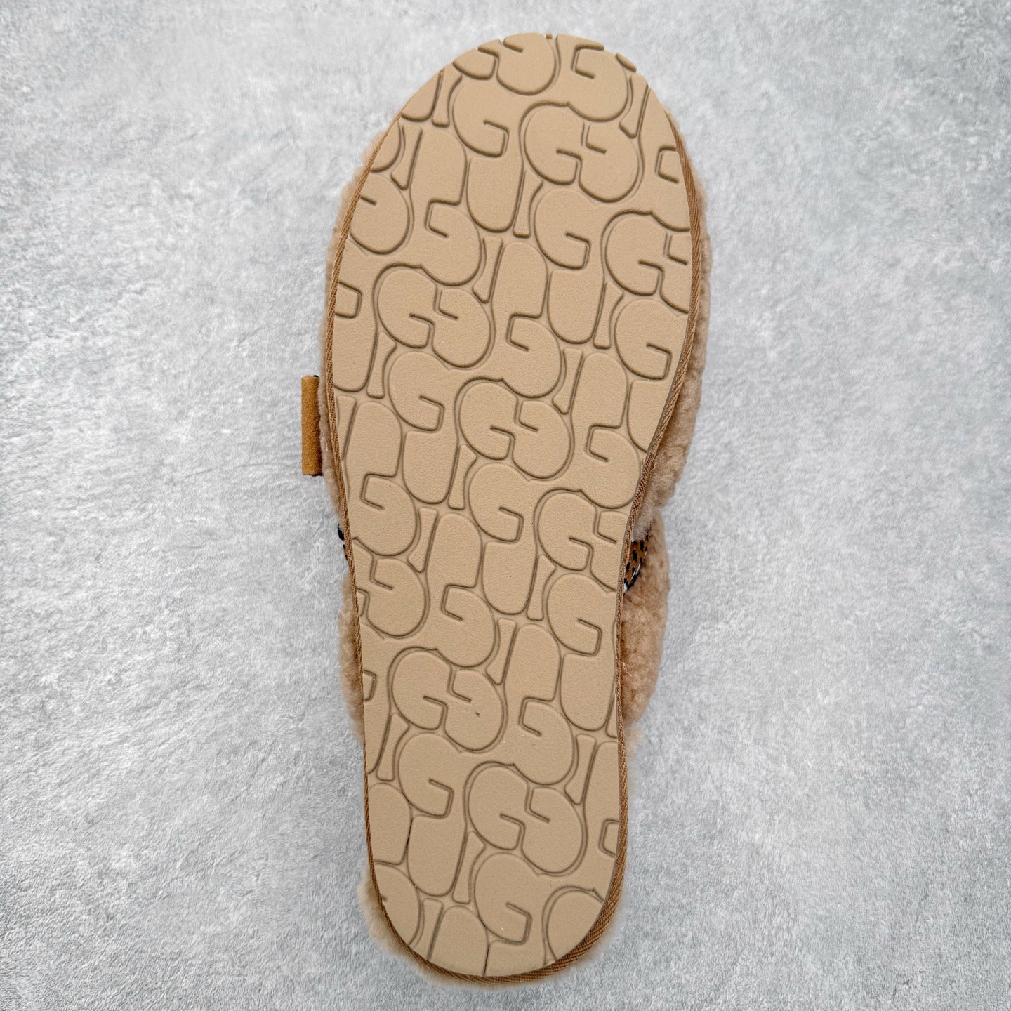 图片[9]-UGG 8266 MAXI 舒适厚底加绒 防滑包头拖鞋 女款 全鞋采用ZP同厂 隆丰A级澳洲进口羊皮毛一体 品牌代工厂生产线 完全遵循ZP工艺流程 代工厂原厂版师 秉承无原鞋不开发选择 注重每一处细节 市面最正版型 TREADLITE\\\”轻翼\\\”科技外底 轻便/耐用/柔韧/桩型【售后郑重承诺】一个月内若出现重大脱胶/断底等质量问题 直接为您换新！尺码：35 36 37 38 39 40-选品中心