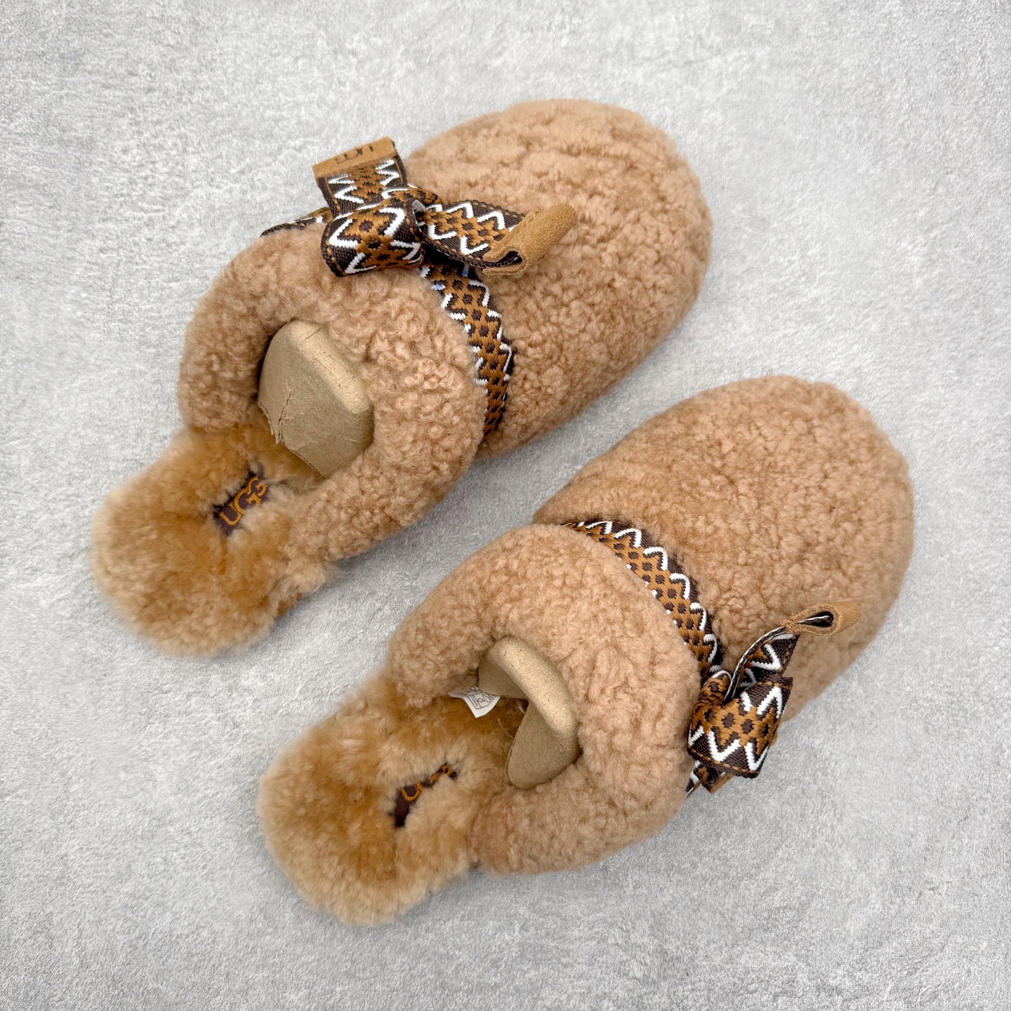 图片[3]-UGG 8266 MAXI 舒适厚底加绒 防滑包头拖鞋 女款 全鞋采用ZP同厂 隆丰A级澳洲进口羊皮毛一体 品牌代工厂生产线 完全遵循ZP工艺流程 代工厂原厂版师 秉承无原鞋不开发选择 注重每一处细节 市面最正版型 TREADLITE\\\”轻翼\\\”科技外底 轻便/耐用/柔韧/桩型【售后郑重承诺】一个月内若出现重大脱胶/断底等质量问题 直接为您换新！尺码：35 36 37 38 39 40-选品中心