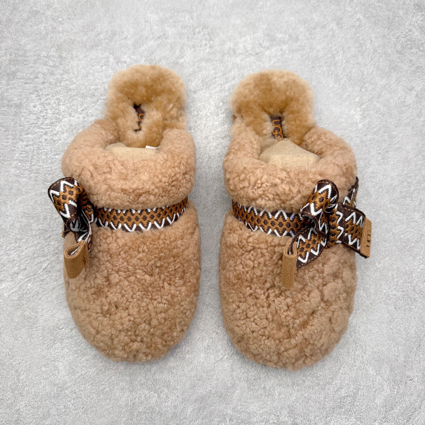 图片[2]-UGG 8266 MAXI 舒适厚底加绒 防滑包头拖鞋 女款 全鞋采用ZP同厂 隆丰A级澳洲进口羊皮毛一体 品牌代工厂生产线 完全遵循ZP工艺流程 代工厂原厂版师 秉承无原鞋不开发选择 注重每一处细节 市面最正版型 TREADLITE\\\”轻翼\\\”科技外底 轻便/耐用/柔韧/桩型【售后郑重承诺】一个月内若出现重大脱胶/断底等质量问题 直接为您换新！尺码：35 36 37 38 39 40-选品中心