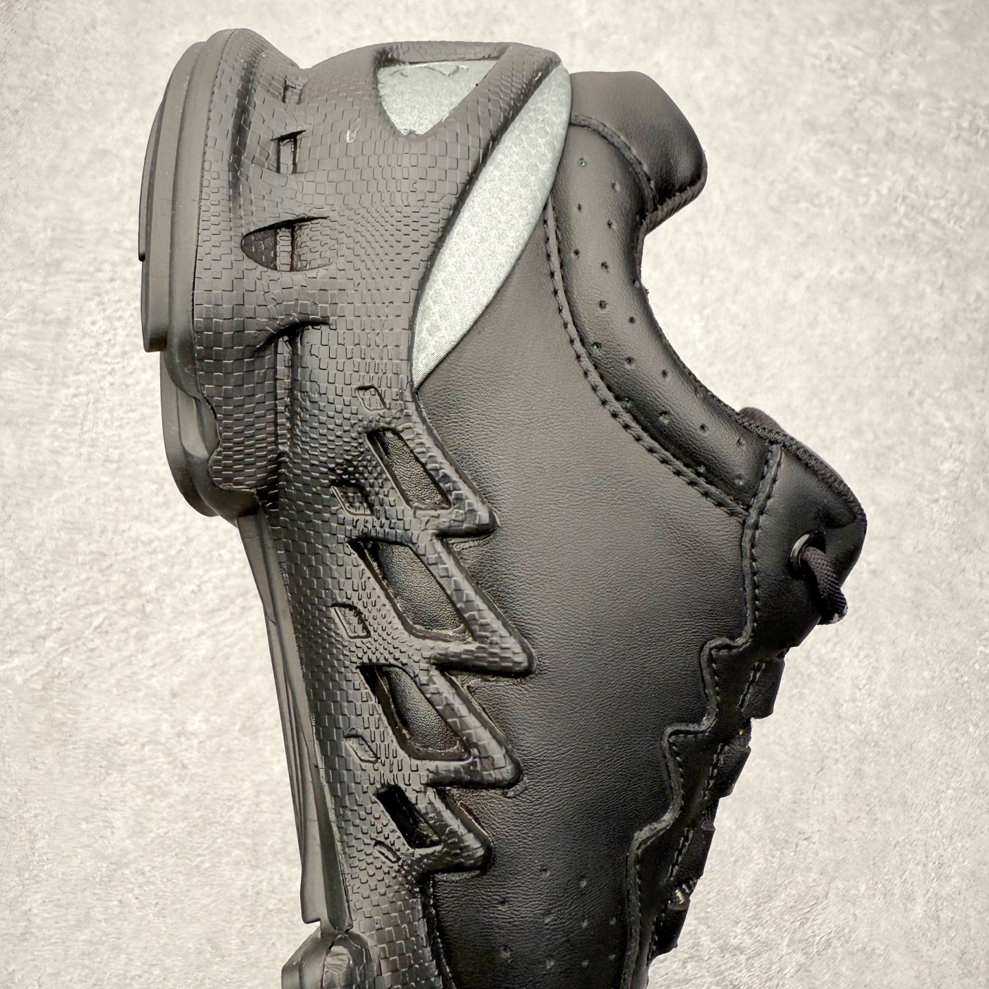 图片[6]-ECCO爱步跑步鞋百搭舒适 秋冬新款厚底休闲运动鞋男鞋 灵动系列 黄景瑜同款 品质牛皮鞋面，轻盈柔韧 具有良好的透气性 细腻柔软 简约系带设计 可自由调节松紧 贴合脚型 PU泡沫橡胶大底 抓地力强 具有良好的防滑耐磨性 时尚简约 休闲百搭 尺码：38 39 40 41 42 43 44 （皮鞋码）-选品中心