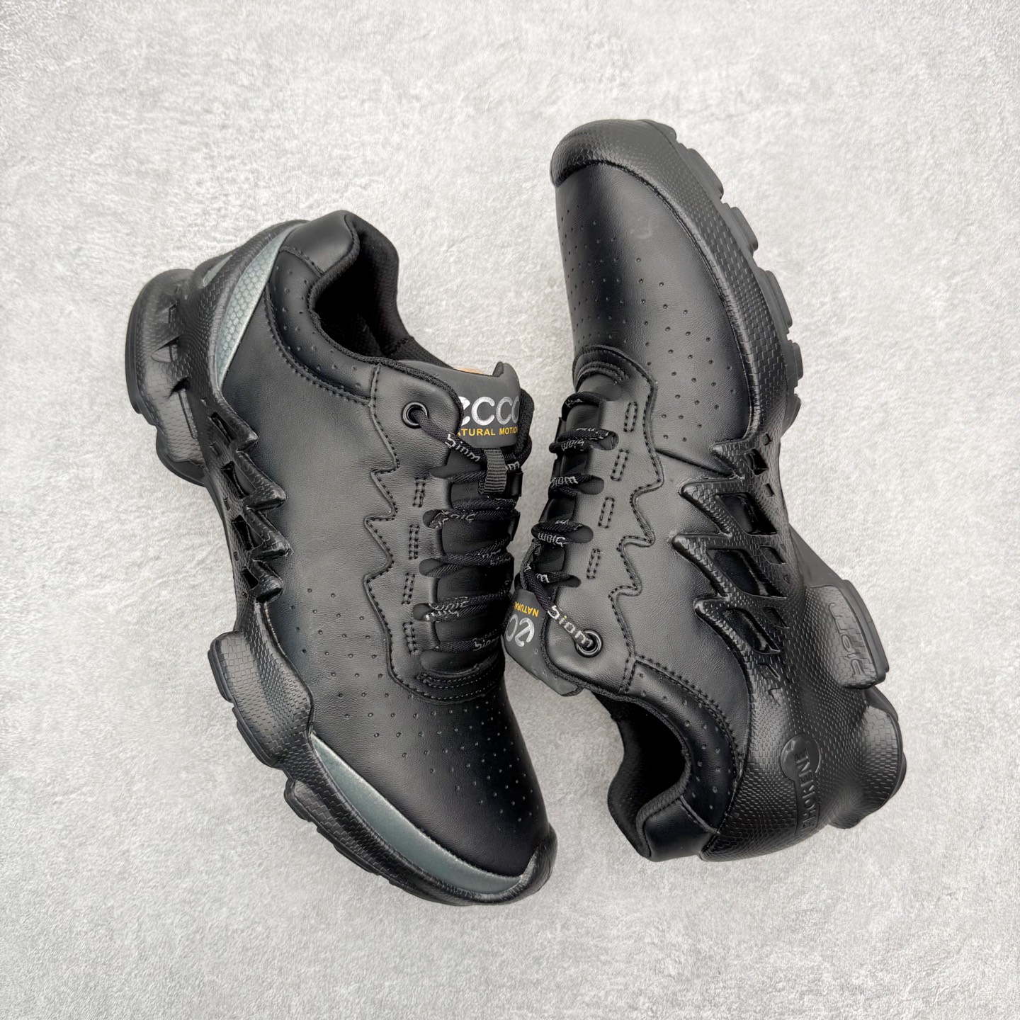 图片[3]-ECCO爱步跑步鞋百搭舒适 秋冬新款厚底休闲运动鞋男鞋 灵动系列 黄景瑜同款 品质牛皮鞋面，轻盈柔韧 具有良好的透气性 细腻柔软 简约系带设计 可自由调节松紧 贴合脚型 PU泡沫橡胶大底 抓地力强 具有良好的防滑耐磨性 时尚简约 休闲百搭 尺码：38 39 40 41 42 43 44 （皮鞋码）-选品中心